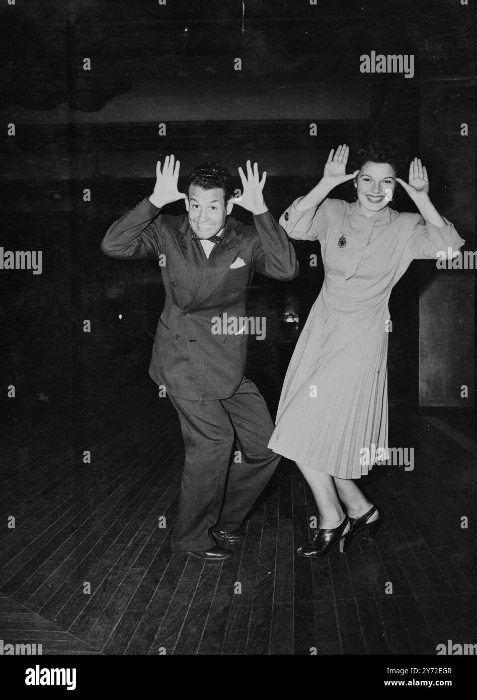 Der neueste Tanzvergnügen in Londons Tanzhallen, der erwartet wird, neben dem „Lambeth Walk“ „Boomps-a-Gänseblümchen“, „Hokey-Kokey“ und so ist der „Re-bob“, der von den beiden Südafrikanern Carl und Roger Yale geschrieben wurde. Das Bild zeigt: Roger Gale mit seiner Frau Carol, die bei der Entwicklung einiger Tanzschritte mitgeholfen hat, eine Stelle „Hand vor den Ohren wackeln“, während sie den neuen „Re-bob“-Tanz in London vorführen. 20. August 1947 Stockfoto