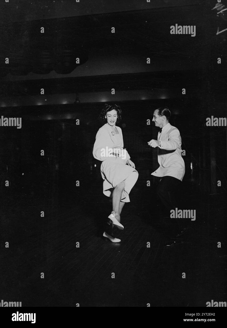 Der neueste Tanzvergnügen in Londons Tanzhallen, der erwartet wird, neben dem „Lambeth Walk“ „Boomps-a-Gänseblümchen“, „Hokey-kpkey“, und so der „Re-bob“, der von den beiden Südafrikanern Carl und Roger Yale geschrieben wurde. Tänzer sollen „wie ein Affe auf einem Stock auf und ab springen, Hände klatschen, sich drehen, sich drehen, die Hände an die Ohren wackeln, die Ohren wackeln und Re-bob-bob-bob-bob-bob-bob-bob“. Das Bild zeigt: Roger Gale mit seiner Frau Carol, die bei der Entwicklung einiger Tanzschritte mitgeholfen hat, eine Stelle „Hand vor den Ohren wackeln“, während sie den neuen „Re-bob“-Tanz in London vorführen. 20. August 1947 Stockfoto