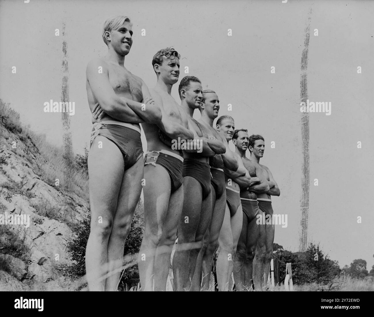 Schwedens großer Wasserball-Sieg über Großbritannien. Ein internationales Wasserpolo-Spiel zwischen Großbritannien und Schweden, das gestern am Henleaze Lake in Bristol stattfand, führte zu einem überwältigenden Sieg für die Besucher. Die erzielten neun Treffer gegen Großbritannien. Foto zeigt, die schwedische Mannschaft vor dem Spiel. Von links nach rechts, Rune Oberg, Rolf Julin, Erik Holm (Kapitän), Roland Spangberg, Arne Jutner, Olle Olsson, Ake Julin und Olle Johansson. August 1947 Stockfoto