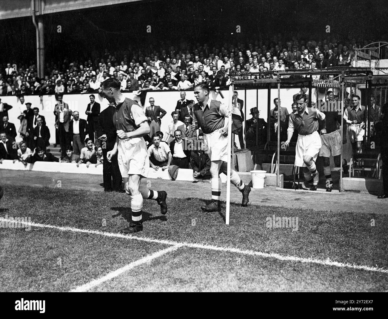 Rotwein gegen Weiße in Highbury. Eine große Menschenmenge kam heute Nachmittag in das Arsenal Stadium, Highbury, um ein Spiel zwischen dem 1. Und 2. Team von Arsenal zu sehen. Zum ersten Mal spielten Archie Macaulay, halb zurück, und Scottish International aus Brentford, die in der kommenden Saison große Erfolge im Fußball spielen werden. August 1947 Stockfoto