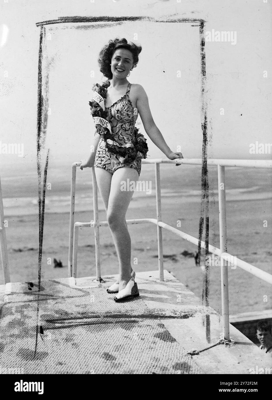 Miss Eileeen Peters, 18, aus Romford, Essex, hatte das Glück, einen der Vorläufe im Weston Super Mare Beauty Contest zu gewinnen, während sie Anfang des Sommers am Meer Urlaub verbrachte. Als sie aber wieder in die Stadt zurückkehrte, stellte sich Eileen vor das Problem, wie sie am letzten Donnerstag wieder an den Finalen teilnehmen würde. Sie hätte sich keine ungebührlichen Sorgen machen müssen, denn ihr Arbeitgeber, mr. Alfred Cope, von Cope Pools, hatte genug Vertrauen in sie, um ihr Urlaub zu geben und eine kostenlose Rückfahrt nach Weston Super Mare zu machen. Das Ergebnis ist hier zu sehen, denn Miss Eileen Peters hat Fu Stockfoto