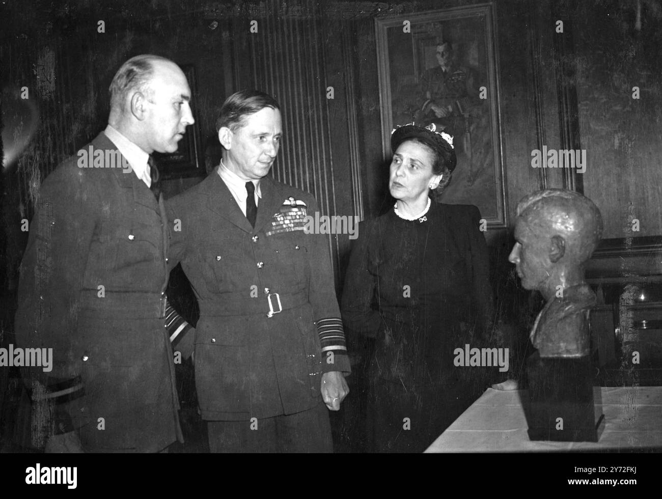 Miss Eleanor Mellon, Bildhauerin aus New York, hat die RAF mit der Bronzebüste eines britischen Flugzeuges geehrt. Heute Morgen wurde die Büste bei einer Zeremonie im Luftministerium dem Luftverkehrsrat von Mrs. Lewis Douglas, der Frau des amerikanischen Botschafters in Großbritannien, überreicht. Die Büste, die dem RAF College in Crown Royal präsentiert werden soll, wurde von Miss Mellon gemacht, nachdem sie viele Mitglieder der Luftwaffe während des Krieges kennengelernt hatte. Das Bild zeigt: Bei der Zeremonie im Raum des Air Council sind: Air Commandant R.L. Atcherly com Stockfoto