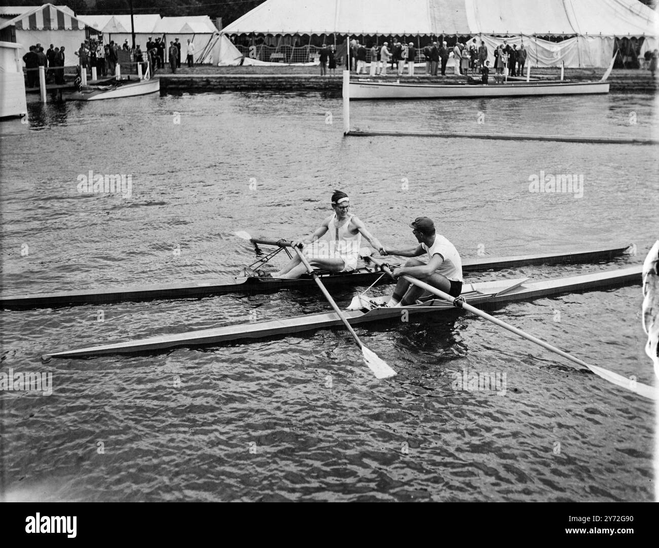 Der erste Tag der Royal Henley Regatta wird heute eröffnet und wurde von einer großen Menge besucht, die hoffte, einige schöne Rennen und Wettkämpfe zu sehen. Die meisten der Vorveranstaltungen des Vormittags für die Ladies Plats. Das Bild zeigt: J.B. Kelly (USA), rechts, wird nach dem Sieg bei den Diamond Challenge Sculls von C.H. Fronsdal (Norwegen) in Henley gratuliert. 5. Juli 1947 Stockfoto