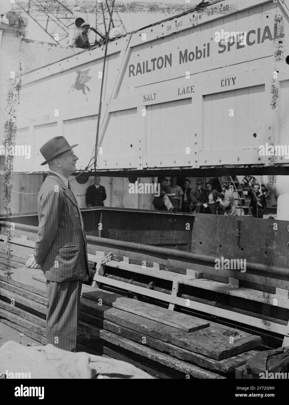 Das Railton Mobil Special, bei dem Rennfahrer John Cobb den Weltrekord auf 400 m.p.h auf Utah Flats, Salt Lake City, USA, erhöhen will, wurde heute Morgen an Bord des SS Fort Musquarro King George V Docks geladen. Das Bild zeigt: John Cobb beobachtet heute Morgen seine Kiste Railton an Bord des King George V Dock. 4. Juli 1947 Stockfoto