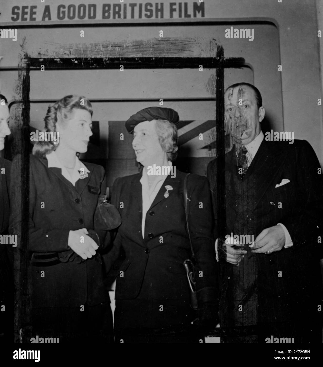 Miss Sarah Churchill (links) mit der Frau des italienischen Botschafters in Belgien bei der Uraufführung ihres neuen Films „Daniele Cortis“ beim Brüsseler Filmfestival. Der Film wurde im Juni für die Universalia Company gedreht und die englische Version wird in wenigen Wochen gedreht werden. 27. Juni 1947 Stockfoto Miss Sarah Churchill (links) mit der Frau des italienischen Botschafters in Belgien bei der Uraufführung ihres neuen Films „Daniele Cortis“ beim Brüsseler Filmfestival. Der Film wurde im Juni für die Universalia Company gedreht und die englische Version wird in wenigen Wochen gedreht werden. 27. Juni 1947 Stockfoto
