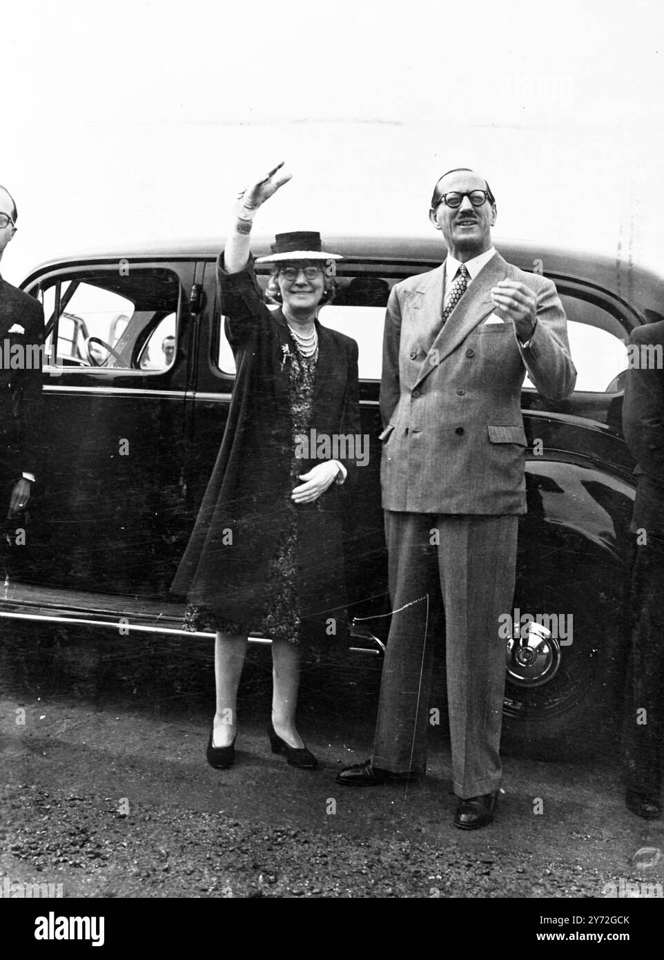 Die britische Delegation der Pariser Außenministerkonferenz über amerikanische Hilfe Europa verließ heute Morgen den Flughafen NortholtAirport. Der rechte ehrenwerte ehrenwerte Bevin - Außenminister leitete die Partei, die in zwei Flugzeugen reiste, darunter Mitarbeiter des Außenministeriums, Vertreter des Finanzministeriums, des Handelsministeriums und der Ministerien für Lebensmittel und Kraftstoff. Das Bild zeigt Mrs. Ernest Bevin und Mons. René Massigil, französischer Botschafter in Großbritannien, verabschieden sich von Northolt nach Paris. 27. Juni 1947 Stockfoto