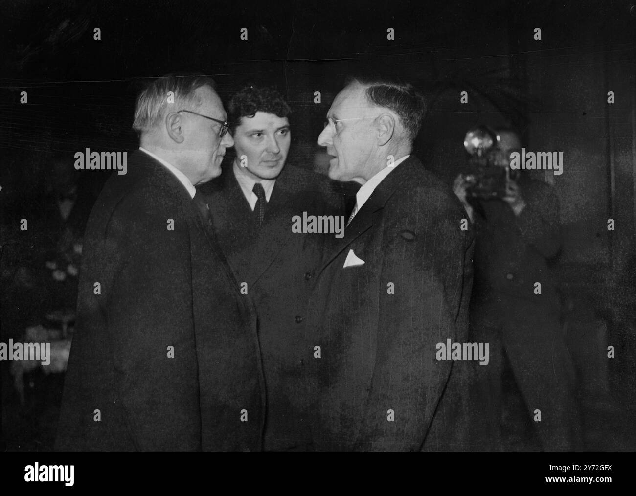 Seine Exzellenz, der stellvertretende Volkskommissar für auswärtige Angelegenheiten der UdSSR, hielt heute Abend, Freitag, in der sowjetischen Botschaft in Kensington, London, einen Empfang ab. Das Bild zeigt: M.. Vyshinsky spricht mit Hon N.J.O Makin, Australiens Nav-Minister und Hauptdelegierter der UNO-Generalversammlung (M.. Vyshinsky befindet sich auf der linken Seite) 1. Februar 1946 Stockfoto