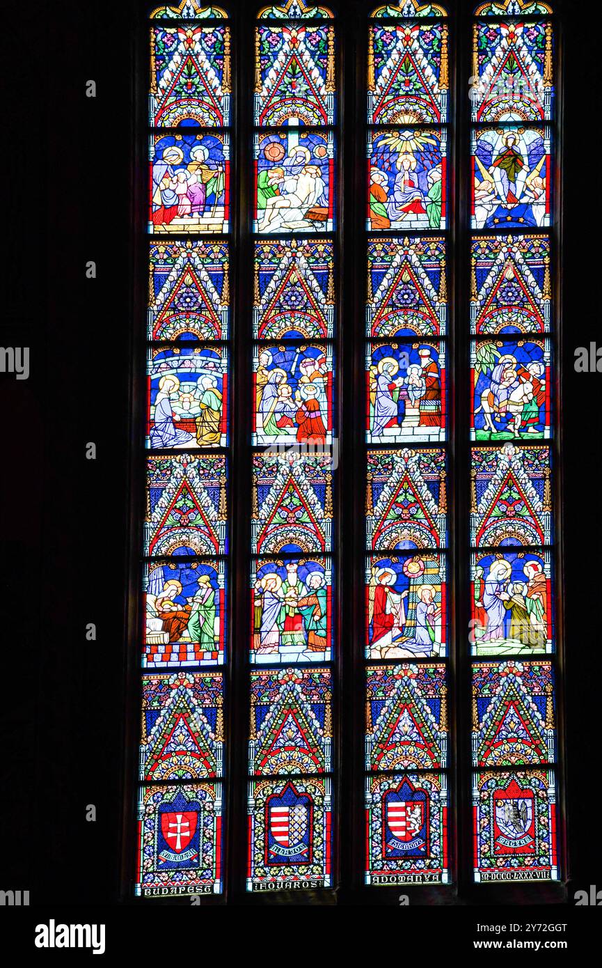 Glasfenster in der Matthiaskirche in Budapest, Ungarn Stockfoto