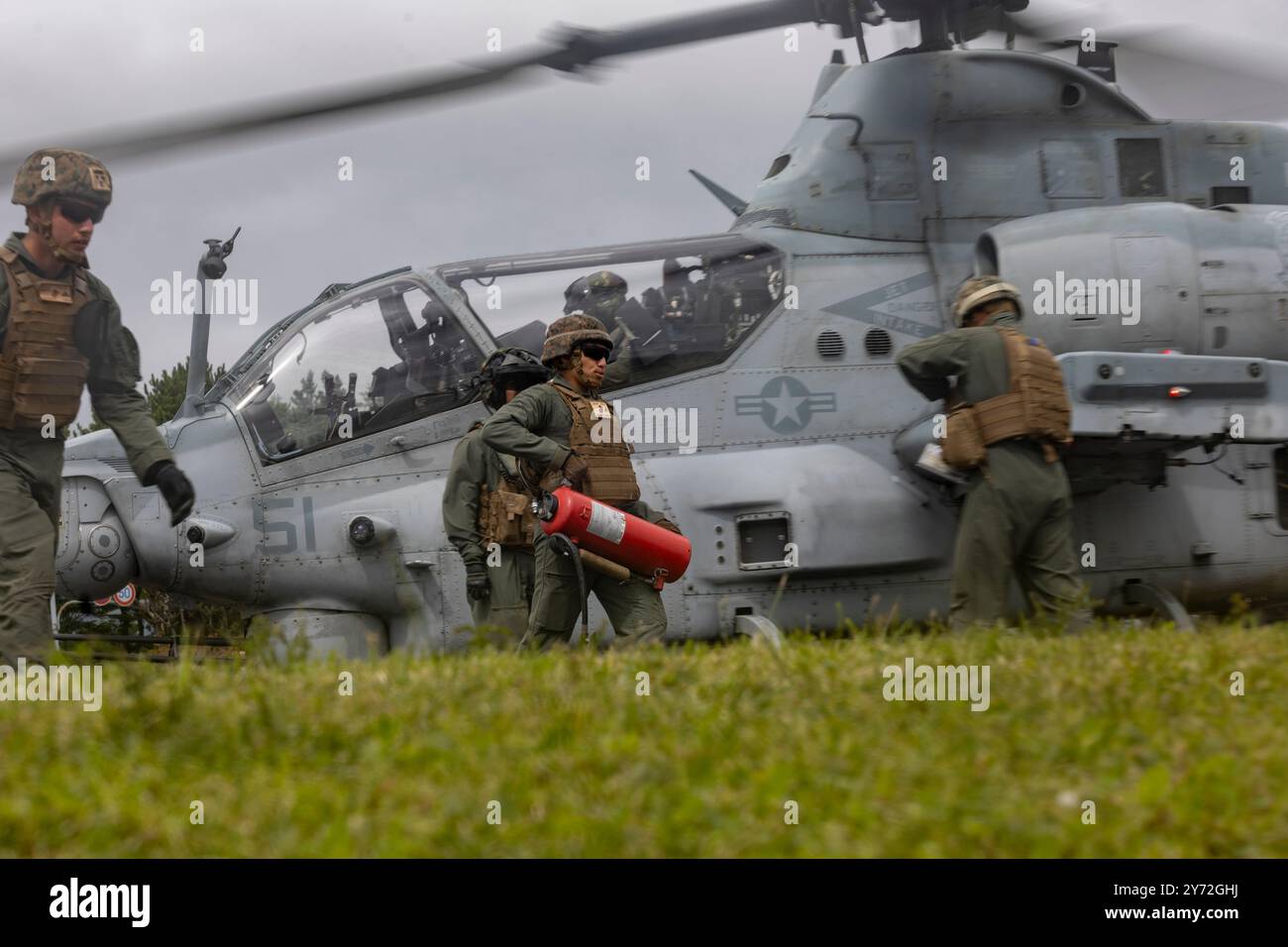 US-Marines mit Marine Light Attack Helicopter Squadron 367, Marine Aircraft Group 36, 1st Marine Aircraft Wing bereiten sich darauf vor, eine AH-1Z Viper hel zu tanken Stockfoto