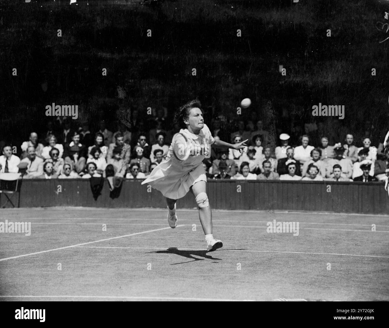 Frau Betty Hilton (Great Britian) schlug Miss J Hedrzejowska aus Polen mit 6:4, 9:7, in ihrem Einzelspiel heute bei den Wimbledon Championships. 25. Juni 1947 Stockfoto