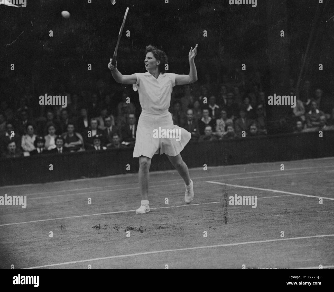 Great Britian verlor heute seinen einzigen verbliebenen Repräsentanten in den Ladies Singles in Wimbledon mit der Niederlage von Mrs. Kay Menzies, die im Viertelfinale von Miss M Osborne of America scheiterte, die einen 6-2-6-4-Sieg erzielte. Miss Osborne schließt sich der Landsfrau Miss L Brough und Miss Doris Hart mit der Südafrikanerin Sheila Summers im Halbfinale an. 1. Juli 1947 Stockfoto