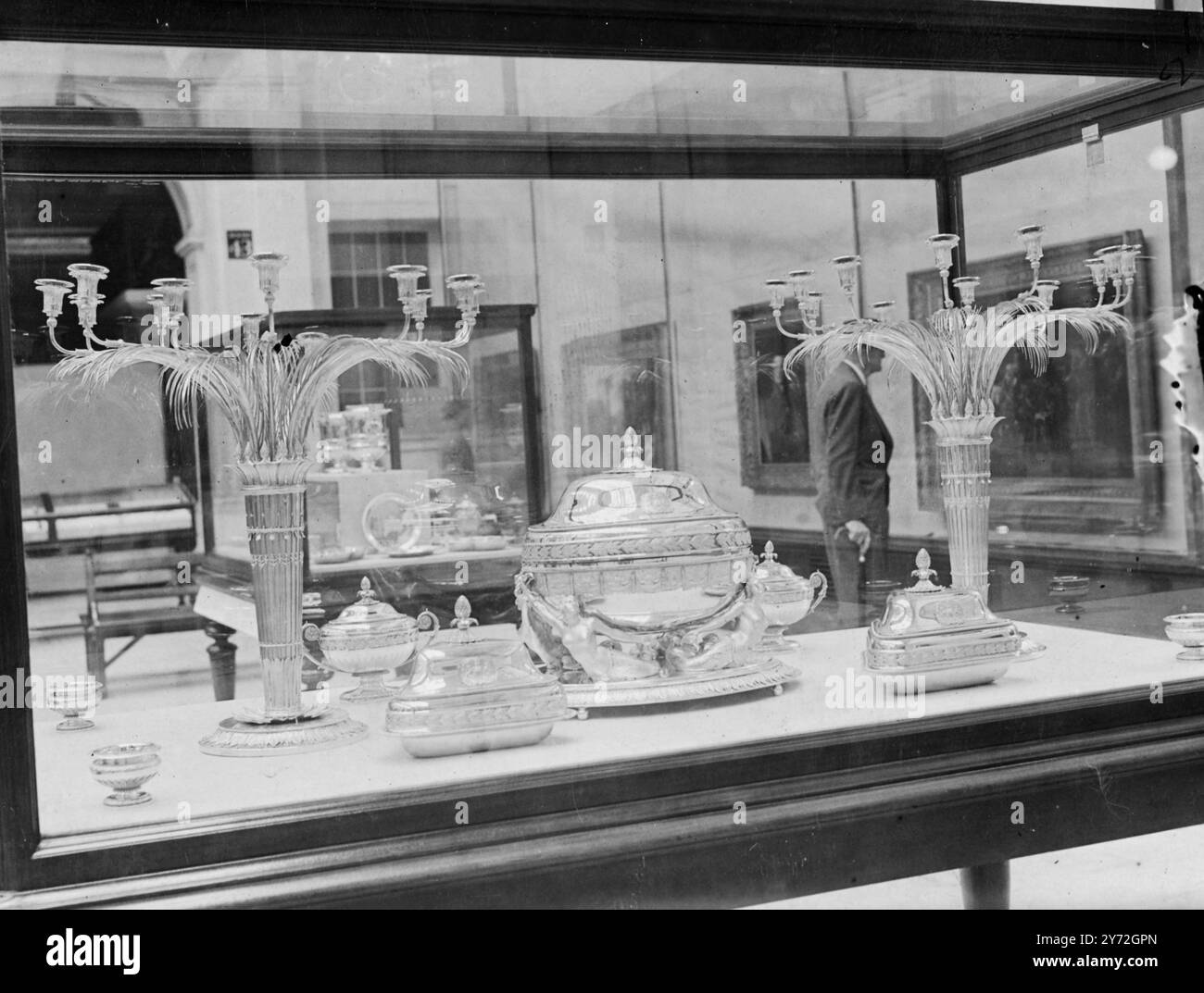 Apsley House, Hyde Park Corner, London Residence of the Dukes of Wellington seit 1820, wurde mit dem Großteil seines Inhalts der Nation vom heutigen 62-jährigen siebten Duke präsentiert. Sie wird allgemein als 'No.1.London' bezeichnet. Das Bild zeigt: Eine Auswahl aus dem Tellerservice, der dem Herzog 1814 vom Fürstregenten von Portugal überreicht wurde. Silber, paketvergoldet. Die Entwürfe wurden von D.A. Sequeira (1768–1837), dem offiziellen Hofmaler, zur Verfügung gestellt, und die skulpturalen Arbeiten werden J. zugeschrieben Machado de Castro (1936-1828). 21. Juni 1947 Stockfoto