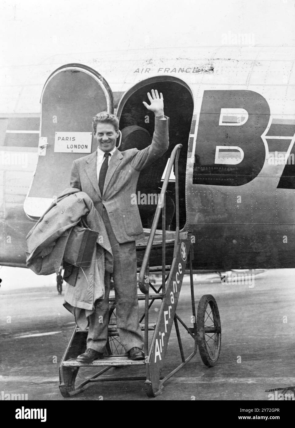 Die Ente cordiale hat heute mit der Ankunft von Frankreichs bedeutendstem Filmschauspieler Jean Pierre Aumont (Ehemann von Hollywood-Star Maria Montez), der heute aus Hollywood kam, eine neue Bedeutung angenommen. Er wird die Hauptrolle in der bevorstehenden British-Produktion „The First Gentleman“ spielen, die vor den Kameras in Columbia's Studios steht. Walton-on-Thames, am 1. Juli. 23. Juni 1947 Stockfoto