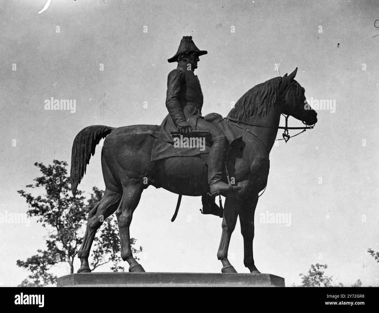 Apsley House, Hyde Park Corner, London Residence of the Dukes of Wellington seit 1820, wurde mit dem Großteil seines Inhalts der Nation vom heutigen 62-jährigen siebten Duke präsentiert. Sie wird allgemein als 'No.1.London' bezeichnet. Das Bild zeigt: Eine Nahaufnahme der Statue des Duke of Wellington inmitten von Hyde Park Corner, London. Von J.F. Boehm ausgeführt und 1888 errichtet. 21. Juni 1947 Stockfoto
