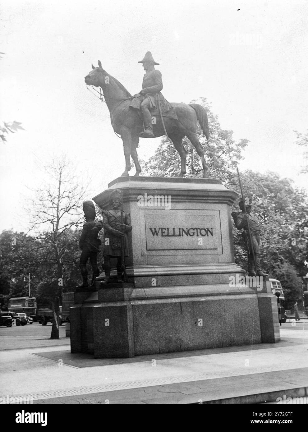 Apsley House, Hyde Park Corner, London Residence of the Dukes of Wellington seit 1820, wurde mit dem Großteil seines Inhalts der Nation vom heutigen 62-jährigen siebten Duke präsentiert. Sie wird allgemein als 'No.1.London' bezeichnet. Das Bild zeigt: Die Statue des „Eisernen Herzogs“ inmitten der Hyde Park Corner. Von J. F. Boehmn ausgeführt und 1888 errichtet, zeigt die Statue deutlich die berühmte Wellington-Nase. 21. Juni 1947 Stockfoto