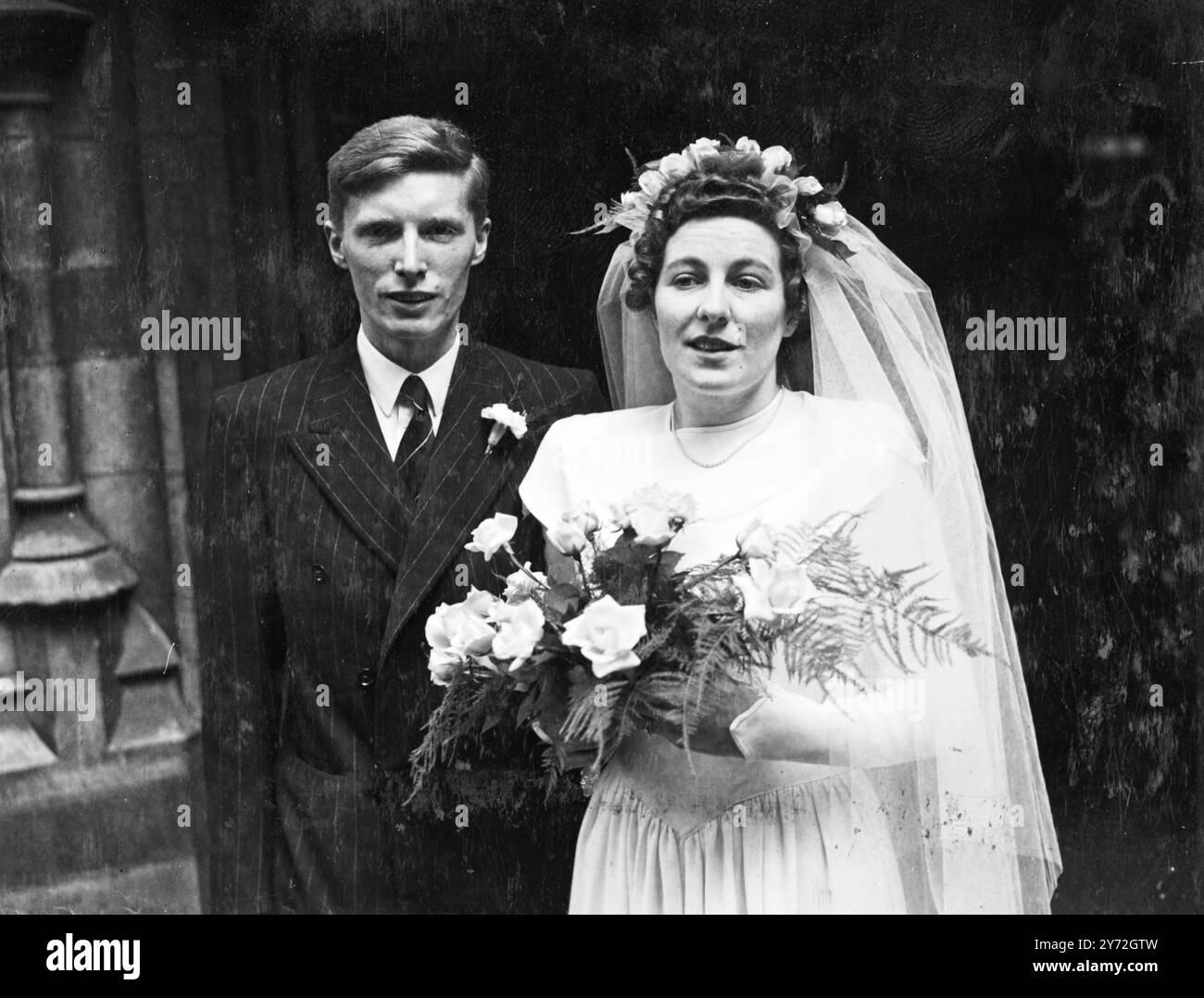 Nach ihrer Hochzeit sehen Sie Miss Grace Margaret Lucas, Tochter des Superintendenten J.R. Lucas von der City of London Police und des Bräutigams Dr. Douglas Sutherland Payne vom Royal College of Science, als Kirche von St. Bartholomew the Great, West Smithfield. 21. Juni 1947 Stockfoto