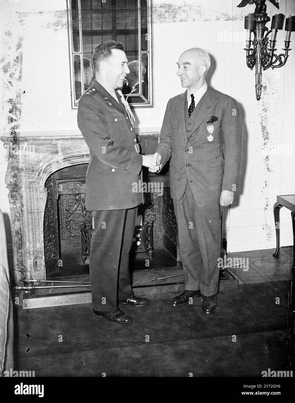 Verschiedene britische Staatsbürger, die den Vereinigten Staaten bei ihren Kriegsbemühungen geholfen haben, erhielten Auszeichnungen von den USA Die Regierung der Vereinigten Staaten bei den Präsentationszeremonien, die heute Nachmittag in der Residenz des Botschafters in Princes Gate stattfinden. Das Bild zeigt: General Clayton Bissell, U. Der Militärattaché investiert Brigadegeneral E.J.B Buchanan heute bei der Zeremonie mit der Verdienstlegion. 17. Juni 1947 Stockfoto