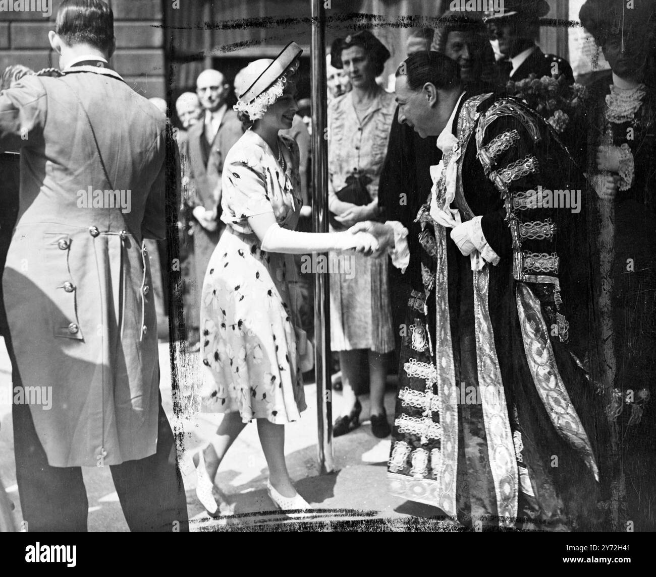 Ihre Königliche Hoheit Prinzessin Elizabeth fuhr heute über die Mall, The Strand, Fleet Street, Ludgate Hill und Cheapside nach Guildhall, um die Freiheit der Stadt London zu erhalten. Für die Prinzessin, die den Buckingham Palace in einem halbstaatlichen landau verließ, war es die erste große Londoner Zeremonie, bei der sie ohne Begleitung anderer Mitglieder der königlichen Familie war. Prinzessin Elizabeth wird vom Lord Mayor von London empfangen, als sie heute Nachmittag in Guildhall ankommt, um die Freiheit der Stadt zu empfangen. 11. Juni 1947 Stockfoto