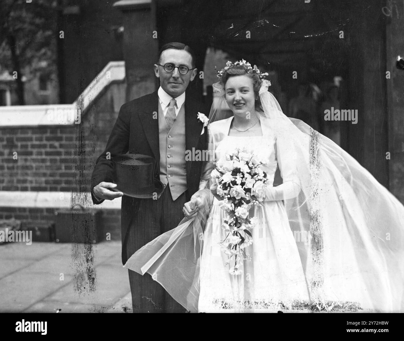 Verheiratet war heute Mr. Charles Herbert Fowler Ransom, Woolsthorpe Farmer, einziger Sohn des verstorbenen Mr. D'Oyley Scott Ransom, aus Wiverton Hall, Notts, und mrs. D'Oyley Ransom, aus dem Old Vicarage, Southwell, mit Miss Margaret Daphne Schall, Tochter des verstorbenen Capt Leslie Shaw aus dem Roten Haus, Exeter, und der Honorable, Mrs. drabazley. Es war ein großartiger Tag für das Farmpersonal der 500 Hektar großen Grange Farms in Woolsthorpe, denn sie wurden nach London gebracht und mit einem speziellen Trainer zur Hochzeit. 5. Juli 1947 Stockfoto Verheiratet war heute Mr. Charles Herbert Fowler Ransom, Woolsthorpe Farmer, einziger Sohn des verstorbenen Mr. D'Oyley Scott Ransom, aus Wiverton Hall, Notts, und mrs. D'Oyley Ransom, aus dem Old Vicarage, Southwell, mit Miss Margaret Daphne Schall, Tochter des verstorbenen Capt Leslie Shaw aus dem Roten Haus, Exeter, und der Honorable, Mrs. drabazley. Es war ein großartiger Tag für das Farmpersonal der 500 Hektar großen Grange Farms in Woolsthorpe, denn sie wurden nach London gebracht und mit einem speziellen Trainer zur Hochzeit. 5. Juli 1947 Stockfoto