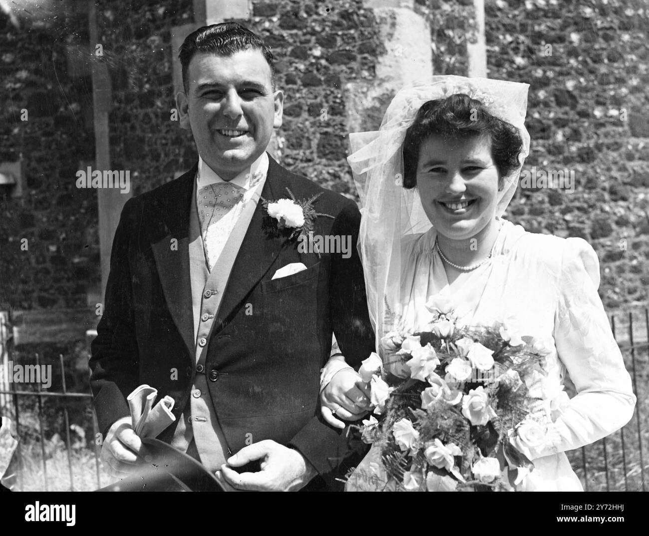 Die Hochzeit fand in St. Mary the Virgin, Monken Hadley, Herts, heute Nachmittag von Mr. Cyril James Palmer, von High View, Raggleswood, Chislehurst, Kent, ältester Sohn von Mr. und Mrs. J. L Palmer, an Sheila Maire, die einzige Tochter von Dr. und Mrs. Wilfred Levinson, von Station Road, New Barnet, Herts. Die beiden wollen ihre Flitterwochen in der Schweiz verbringen. 2. Juni 1947 Stockfoto
