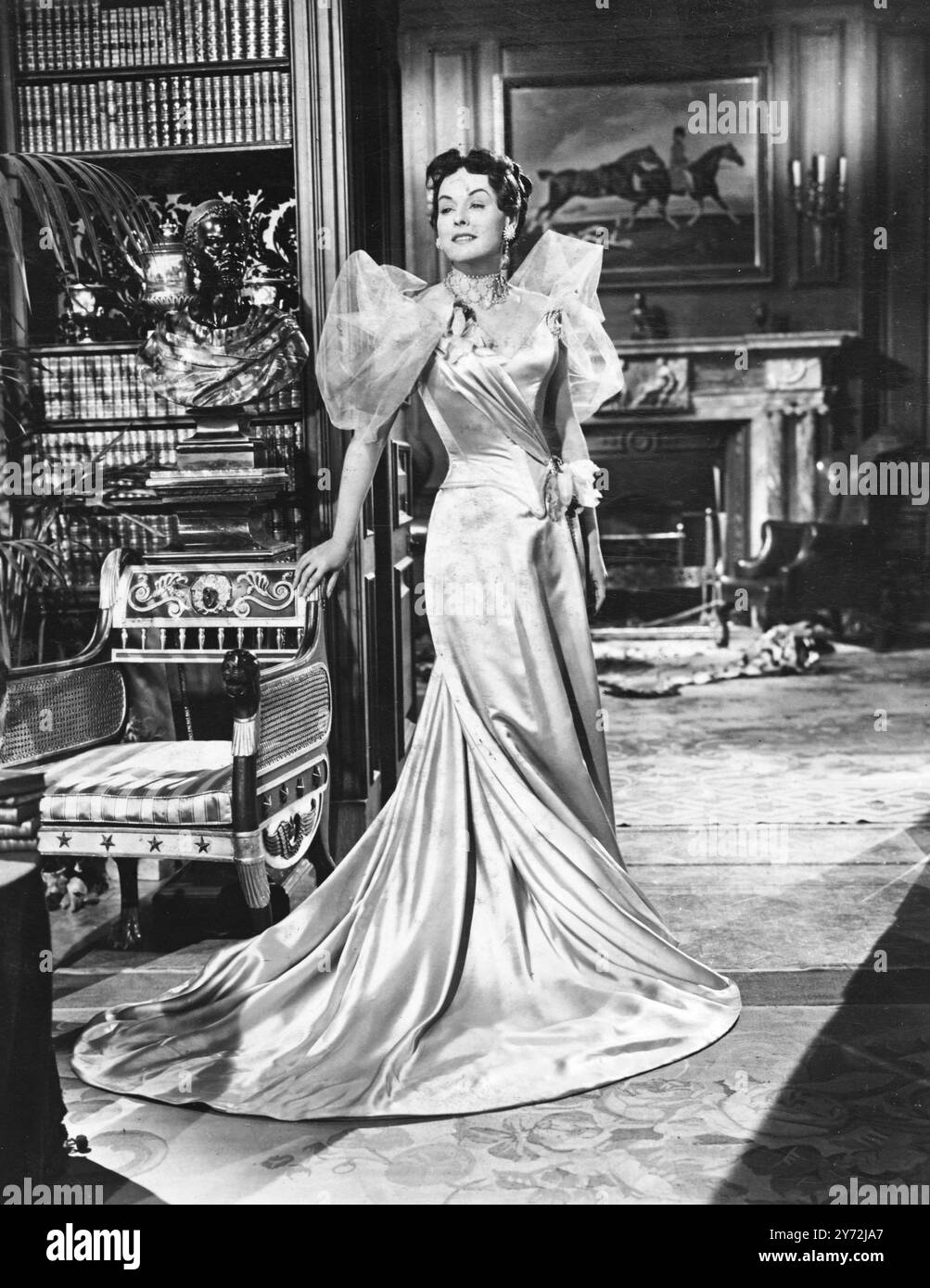 Hollywood-Filmstar Paulette Goddard trägt dieses glamouröse Cecil Beaton-Kleid in Parma-Violett-Satin und wird in „an idealer Ehemann“ zu sehen sein, ihren ersten britischen Filmen, in denen sie gegenüber Michael Wilding spielt. Der Film, der eine Adaption an die Leinwand von Oscar Wildes brillantem Bühnenstück ist, ist eine Londoner Filmproduktion, produziert und Regie führt Sir Alexander Korda. Das ist das erste Bild von Miss Goddard aus "der ideale Ehemann" in Shepperton. 21. Mai 1947 Stockfoto