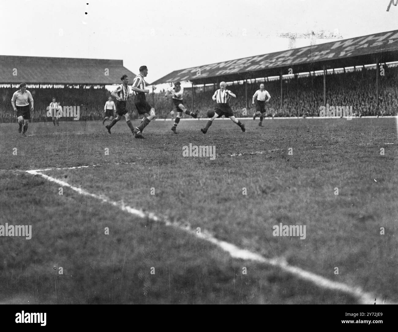 Sunshine läutet heute, Samstag, einen weiteren Tag des Sports ein, als eines der Veranstaltungen Fußball in brentford war, wo die Heimmannschaft Liverpool in einem Spiel der First Division spielte. 17. Mai 1947 Stockfoto