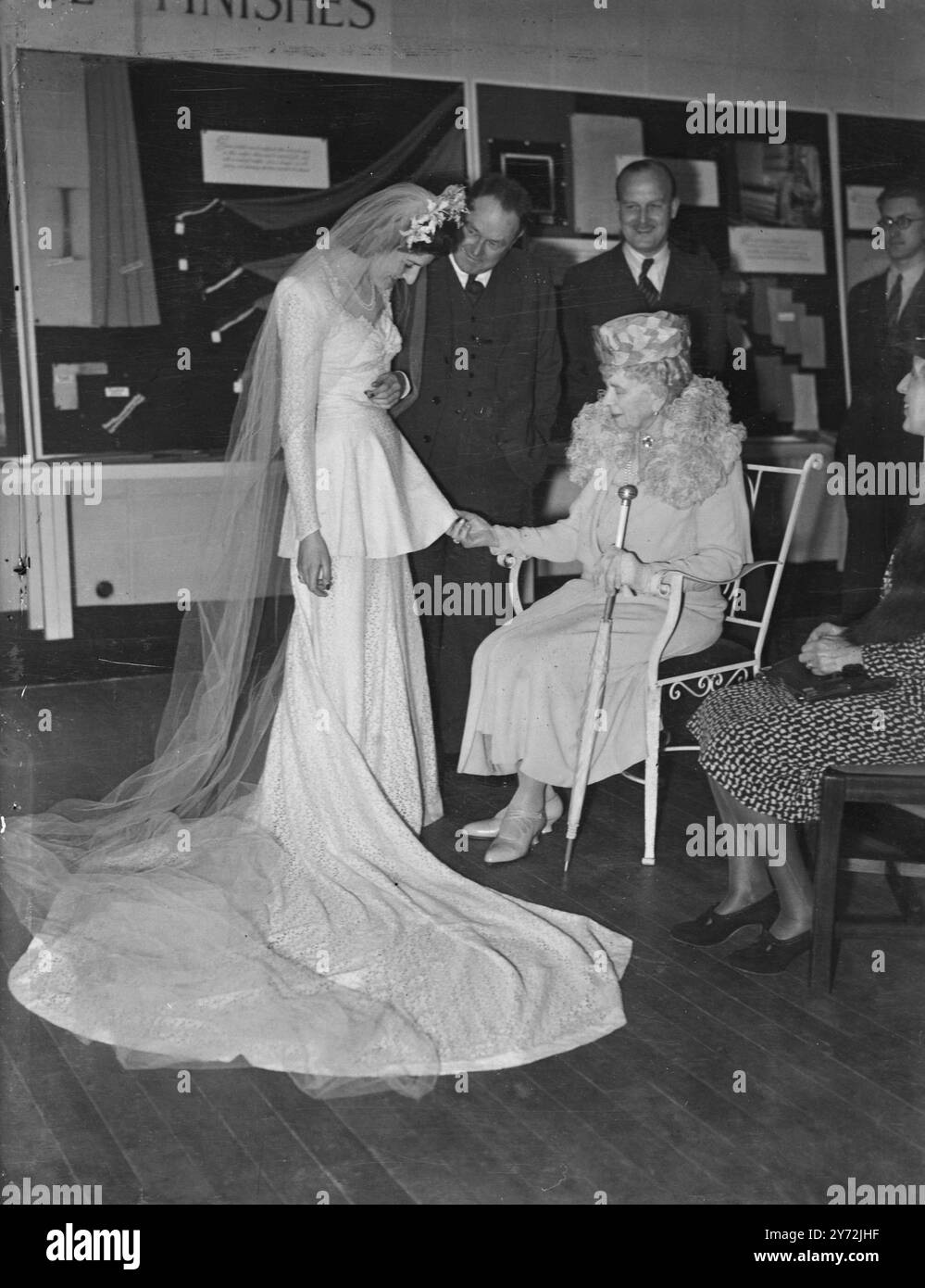 Ihre Majestät Queen Mary besuchte heute die Wollshow "From Garn to Finisher" der Internationalen Schule des Sekretariats, die im Dorland House in London stattfindet. Ihre Majestät wird hier gesehen, wie sie ein Hochzeitskleid aus Wollspitze bewundert, das ihr von Dr. Edgar H Booth, dem Vorsitzenden des Sekretariats, gezeigt wird. 16. Mai 1947 Stockfoto Ihre Majestät Queen Mary besuchte heute die Wollshow "From Garn to Finisher" der Internationalen Schule des Sekretariats, die im Dorland House in London stattfindet. Ihre Majestät wird hier gesehen, wie sie ein Hochzeitskleid aus Wollspitze bewundert, das ihr von Dr. Edgar H Booth, dem Vorsitzenden des Sekretariats, gezeigt wird. 16. Mai 1947 Stockfoto