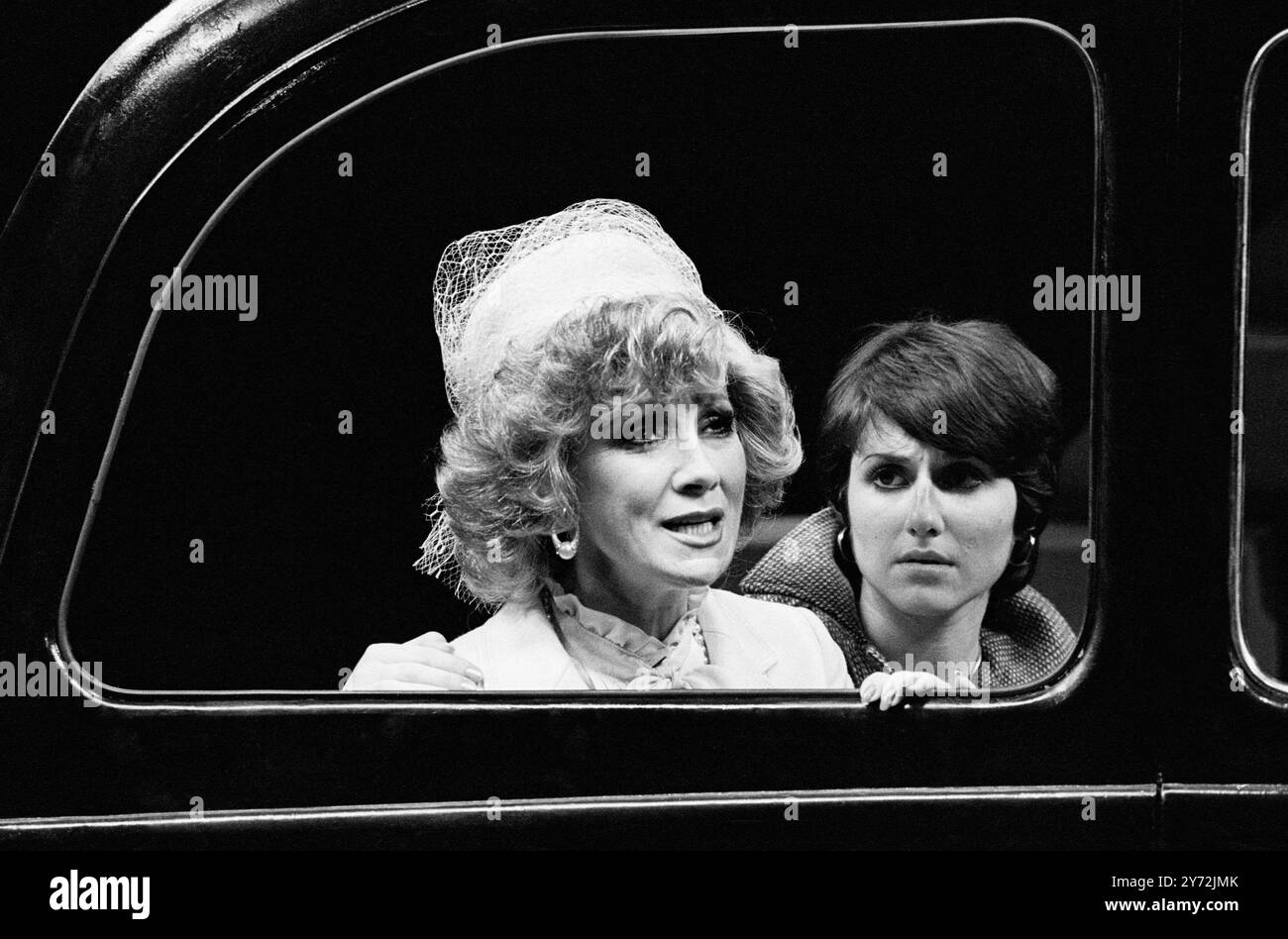 Auf dem Weg zur Bar Mitzvah - l-r: Joyce Blair (Rita Green), Leonie Cosman (Lesley Green) in BAR MITZVAH BOY at her Majesty's Theatre, Haymarket, London SW1 31/10/1978 Buch: Jack Rosenthal Musik: Jules Styne Text: Don Black Set Design: Robin Don Kostüme: Gaelle Allen Beleuchtung: David Hersey Regisseur: Martin Charnin Stockfoto