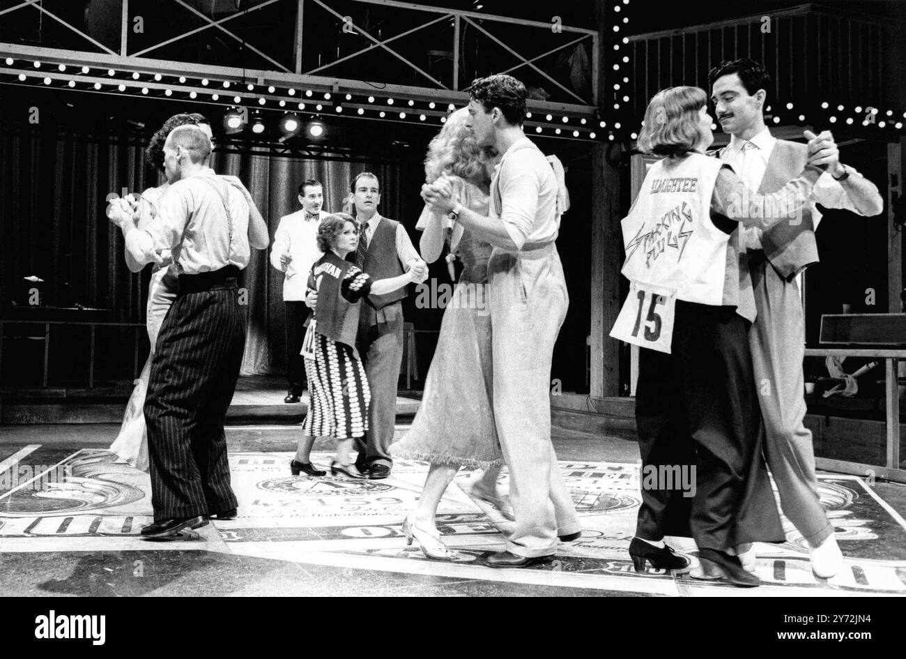 l-r: Geraldine Fitzgerald (Jackie Miller - obscured), Peter Guinness (James Reilly), (hinten) Henry Goodman (Rocky Gravo), Imelda Staunton (Gloria Beatty), Paul Greenwood (Robert Syverton), Denica Fairman (Mary Hawley), Gary Lovell), Jane Lancaster (Ruby Batone), Bryan Torfeh (SIE SCHIESSEN NICHT auf PFERDE? Von Ray Herman bei der Royal Shakespeare Company (RSC), Mermaid Theatre, London EC4 16/07/1987 Adaptiert nach dem Roman von Horace McCoy Design: Ralph Koltai Beleuchtung: Chris Ellis Regisseur: Ron Daniels Stockfoto