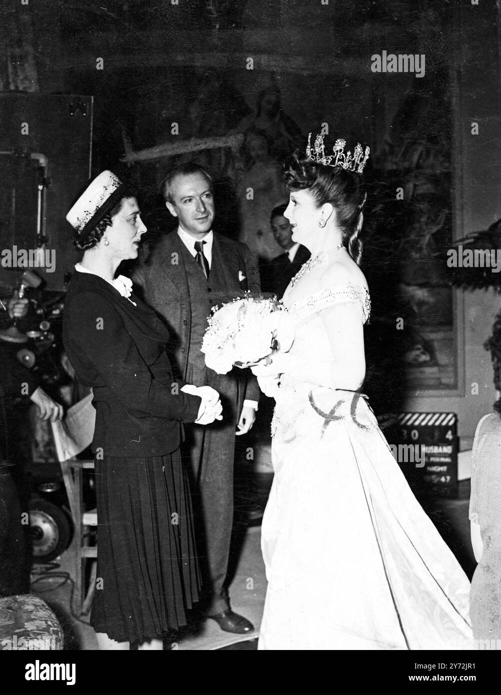 H.R.H die Dutchess von Kent besuchte heute die Londoner Filmstudios in Shepperton, wo Sir Alexander Korda „ein idealer Ehemann“ produziert und Regie führt. Die Dutchess sah Filiming am Set zu. Das Bild zeigt: H.R.H die Dutchess von Kent spricht mit Diana Wynyard, die Lady Chiltern in dem Film spielt. 10. Mai 1947 Stockfoto