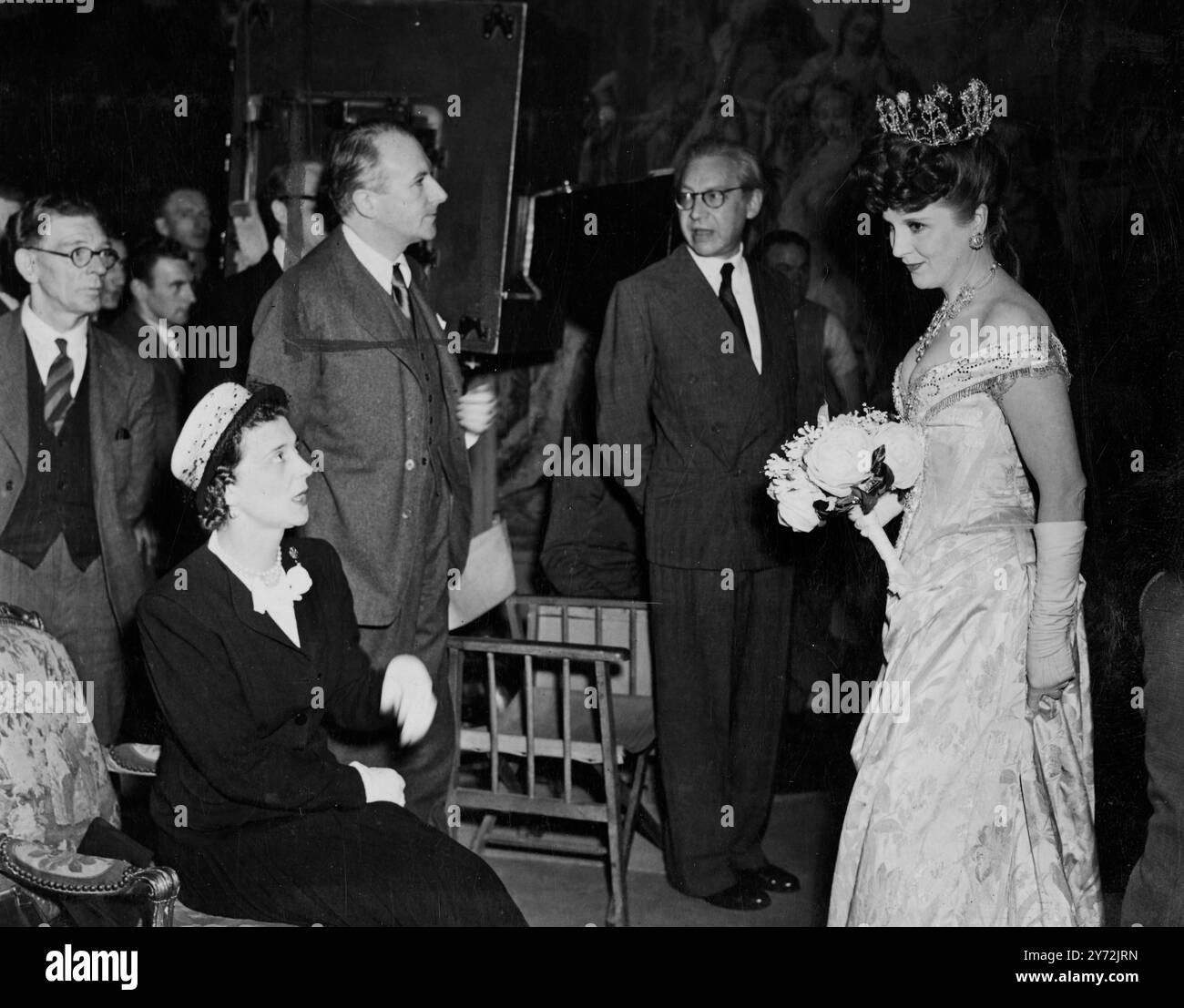 H.R.H die Dutchess von Kent besuchte heute die Londoner Filmstudios in Shepperton, wo Sir Alexander Korda „ein idealer Ehemann“ produziert und Regie führt. Die Dutchess sah Filiming am Set zu. Das Bild zeigt: H.R.H die Dutchess von Kent spricht mit Diana Wynyard, die Lady Chiltern in dem Film spielt. 10. Mai 1947 Stockfoto