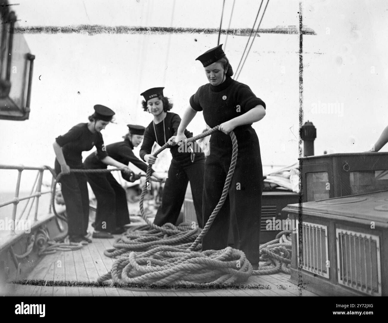 Mitglieder des Girls 'Nautical Training Corps machen Erfahrungen mit dem Meer aus erster Hand, indem sie einen zweiwöchigen Kurs auf der voll getakteten Ketch 'English Rose' in Poole Harbour, Dorset, verbringen. Das Schiff mit einer Verdrängung von 121 Tonnen beherbergt 19 Kadetten und die vier ständigen Offiziere, die sie unterrichten werden. Das Schiff verfügt über Radiofon, W/T-Richtungsmesser und komplett aktuelle Lehrausrüstung. Mitglieder des Corps nach ihrem vierjährigen Dienst und ihrem zweiwöchigen Kurs über Wasser können als Offizierslehrer ernannt werden. Das Bild zeigt: Alles in Schiffform zu bringen Stockfoto