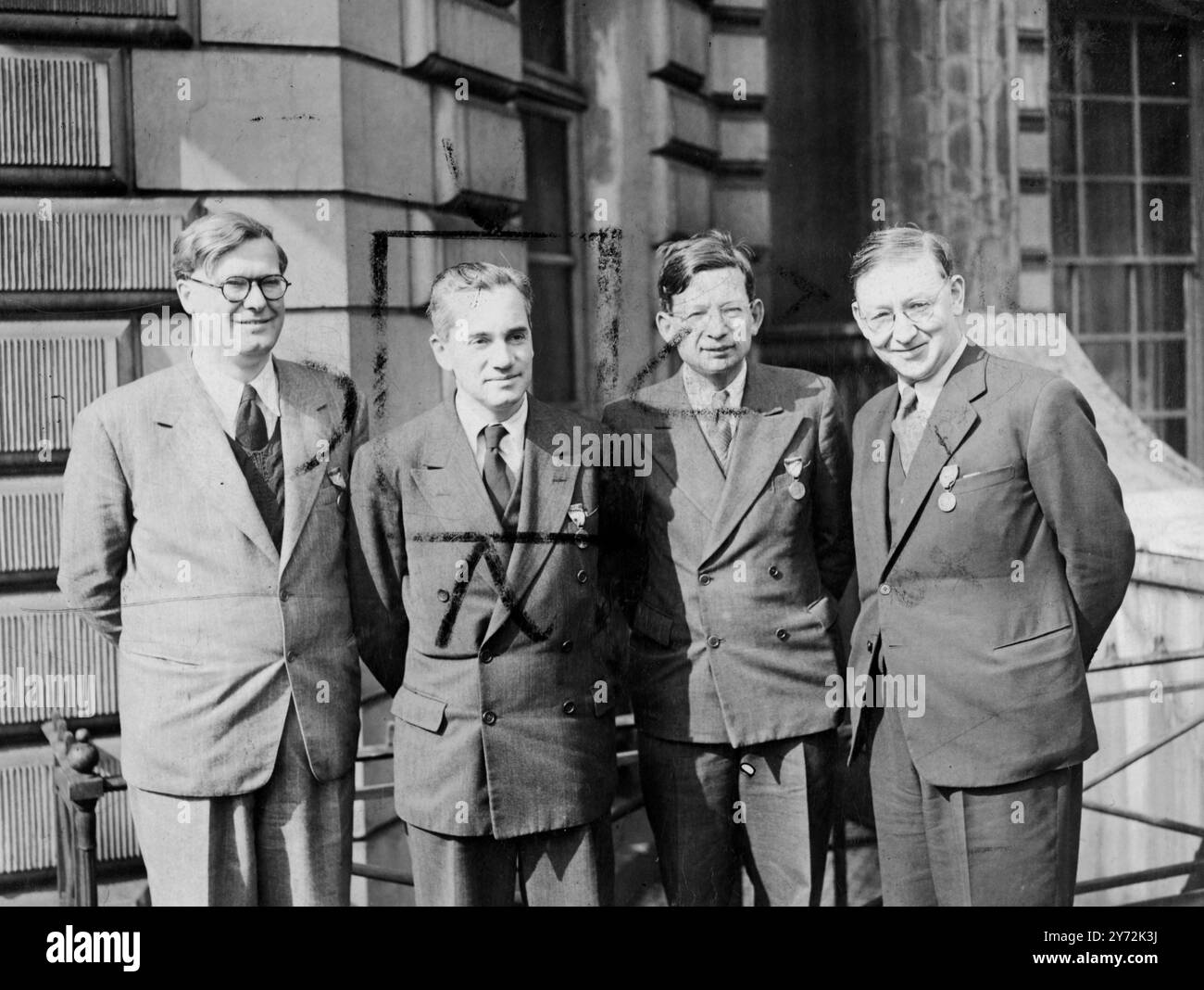 23 britische Militär- und zivile Untertanen, die mit den anglo-amerikanischen Kriegsbemühungen in Verbindung standen, erhielten Auszeichnungen oder Auszeichnungen der Vereinigten Staaten vom Generalmajor. Clayton L. Bissell, US-Militärattaché. Die Zeremonie fand in der Residenz der American Ambassadors in London statt. Das Bild zeigt: Diese vier Männer, die jetzt mit der Atomforschung in Großbritannien verbunden sind, erhielten Auszeichnungen von Major. Gen Bissell. Sie sind links nach rechts Doktor W.G. Penney - Medaille der Freiheit mit Bronze Palm, Prof. Rudolf E. Peirls - Medaille der Freiheit mit Silberpalme. Diese Männer erhielten ihre Auszeichnungen als Special Consult Stockfoto