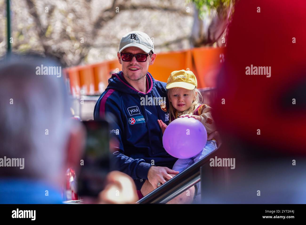 Melbourne, Australien. September 2024. Lachie Neale von Brisbane Lions und seine Tochter werden während der Veranstaltung gesehen. Australian Football League Grand Final Parade und Footy Festival übernehmen im Yarra Park vor dem Melbourne Cricket Ground Stadium vor AFL? Großes Finale. Die Veranstaltung bietet Unterhaltung für alle Altersgruppen, darunter Spielerauftritte, Giveaways, AFL Play Zone, Musik und einige der besten Food Trucks und Bars von Melbourne. Quelle: SOPA Images Limited/Alamy Live News Stockfoto