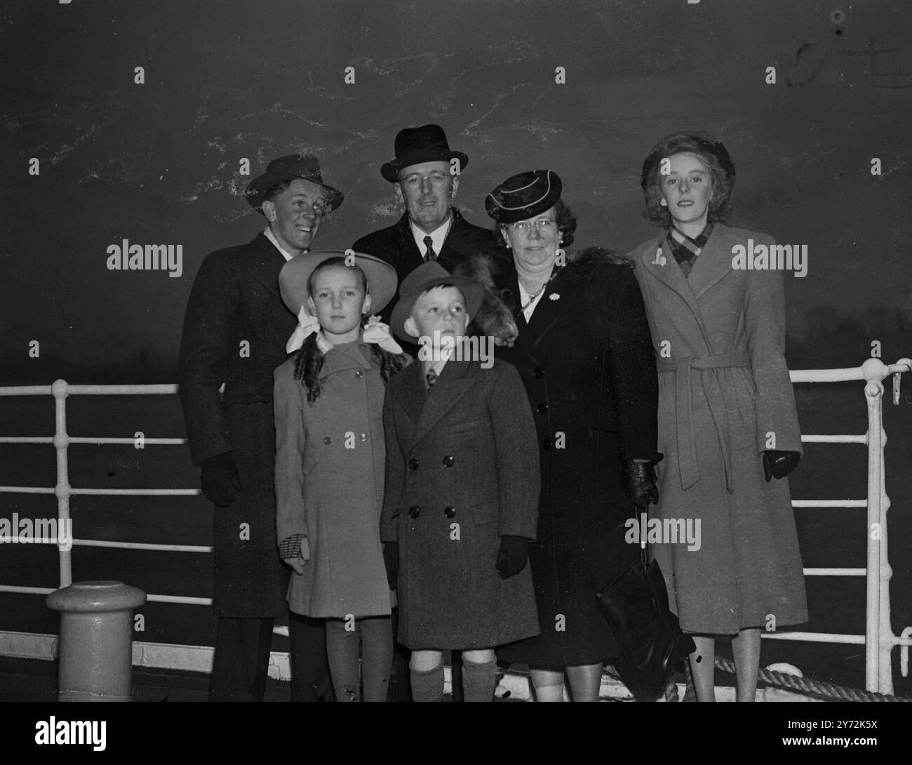 Der australische Minister kommt. Der australische Innenminister in London, J A Beasley, kam heute Nachmittag (Mittwoch) auf dem Blue Star-Linienschiff Australian Star in Tilbury Docks an. mrs. Beasley und ihre vier Kinder begleiten ihn. Sie werden in der offiziellen Residenz des australischen Hochkommissars, Ennismore Gardens, Knightsbridge, wohnen. Fotoshows, links nach rechts John (17 Jahre), Jill (10 Jahre alt), Mr. J A Beasley, James (7 Jahre alt), Mrs. Beasley und June (18 Jahre alt) fotografierten bei ihrer Ankunft in Tilbury heute Nachmittag. (Mittwoch). 23. Januar 1946 Stockfoto