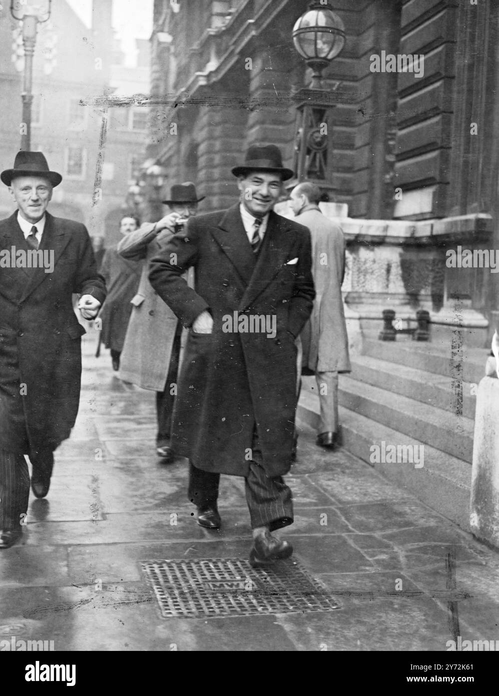 Mr. Sassoon Ezra, der als Hauptdirektor der Silver Star Strumpfwarengesellschaft in Beak-Street beschrieben wurde, war heute in der Bow Street mit einer Geldstrafe von insgesamt 3200 £ belegt und musste 100 £ Kosten für acht Vorladungen zahlen, die gemäß den Verteidigungsvorschriften (Finanz-) erhoben wurden, wobei Schecks in Höhe von insgesamt 1900 £ enthalten waren. Es wurde angegeben, dass vier der Schecks auf das Konto von Max Intrator gingen. 2. Mai 1947 Stockfoto