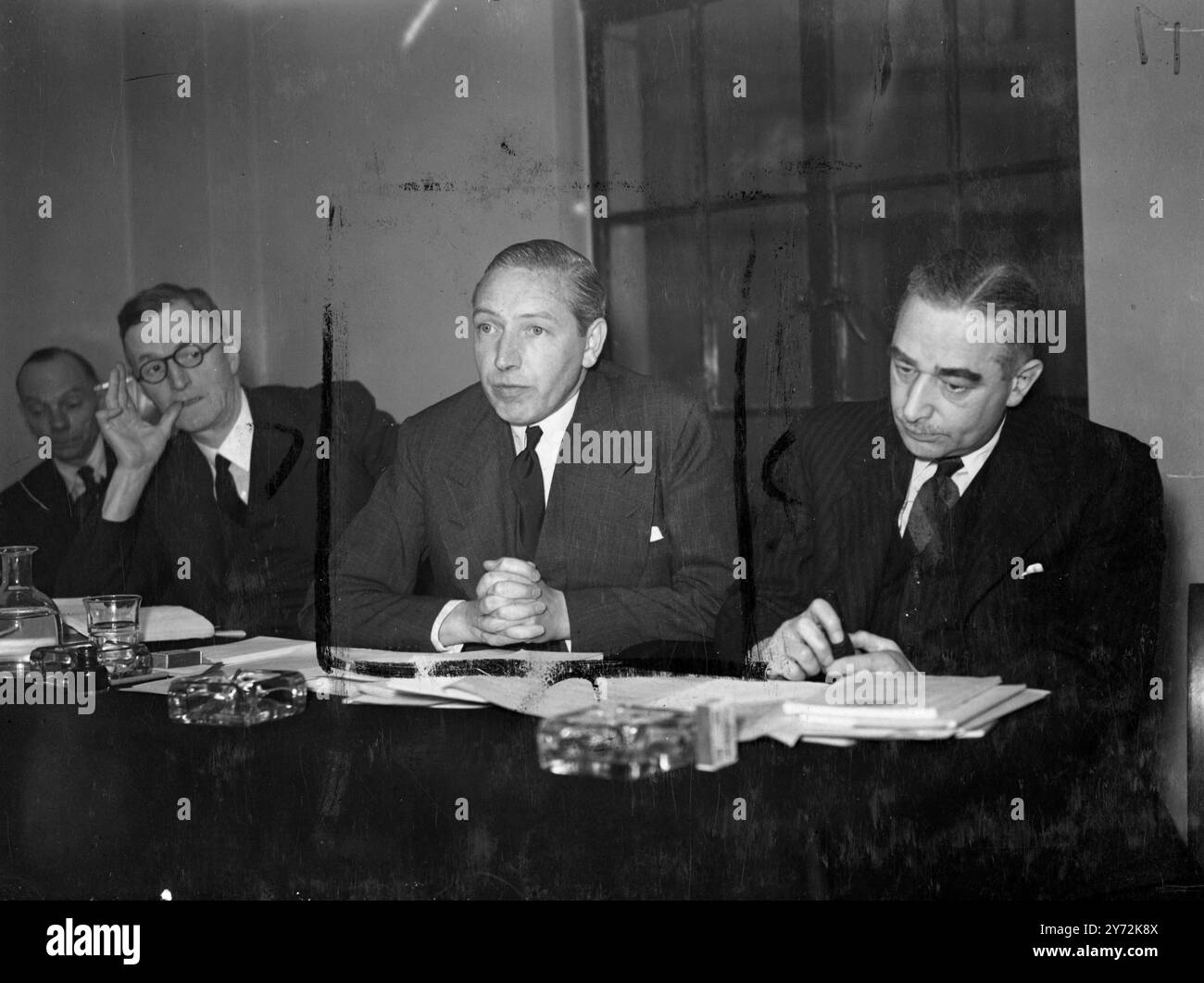 Sir Archibald Forbes, ernannter Vorsitzender des Iron and Steel Board, hielt heute eine Pressekonferenz im Bush House in Lndon ab, um die Arbeit des Board zu diskutieren. Mit 43 Jahren erhielt er 8.500 Pfund pro Jahr für diese Arbeit und hat sechs 1.000 Pfund pro Jahr Teilzeitmitglieder unter seinem Vorsitz. 28. April 1947 Stockfoto
