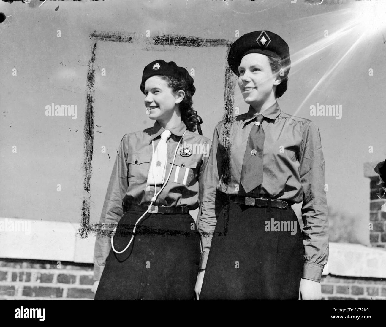 Die neuen Uniformen, die Mädchen und Führerinnen ausstatten sollen, wurden heute erstmals in London gezeigt. Die Uniform des Guides besteht aus einer hellblauen Bluse, einem marineblauen Rock und einer Baskenmütze. Ein hellblaues Kleid als alternative Uniform ist so bald wie möglich bereitzustellen. Für Führer (Erwachsene Führer) soll eine ähnliche Uniform eingeführt werden, und als vorübergehende Maßnahme können Führer auch ein weißes Hemd mit marineblauem Rock und marineblauer Kampfbluse tragen. Aufgrund der akuten Materialknappheit für die neue Uniform wird die Rate, zu der sie den Mitgliedern der Mo geliefert werden können, strikt begrenzt Stockfoto