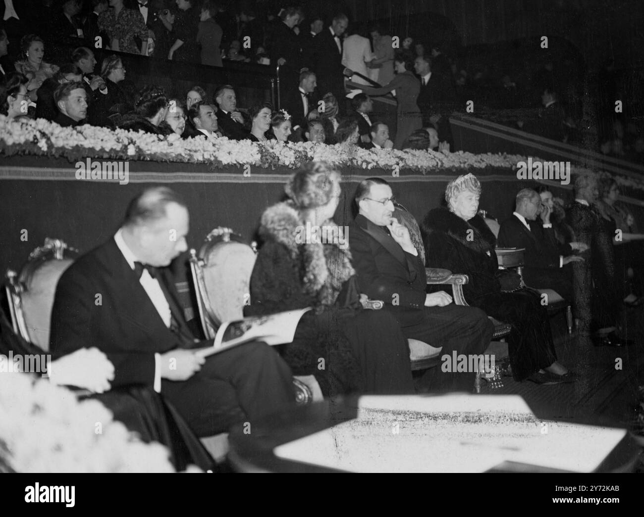 Ihre Majestät Königin Mary, begleitet von Ihren Königlichen Hoheiten, dem Herzog und der Herzogin von Gloucester, besuchte heute Abend den Weltpremierer des Films „Black Narcissus“ im Odeon-Theater, Leicester Square. Die Premiere war zugunsten des National Hospital for Women, und vor der Vorstellung spielte die Band der Royal Military School of Music eine kurze Auswahl an Musik. 24. April 1947 Stockfoto