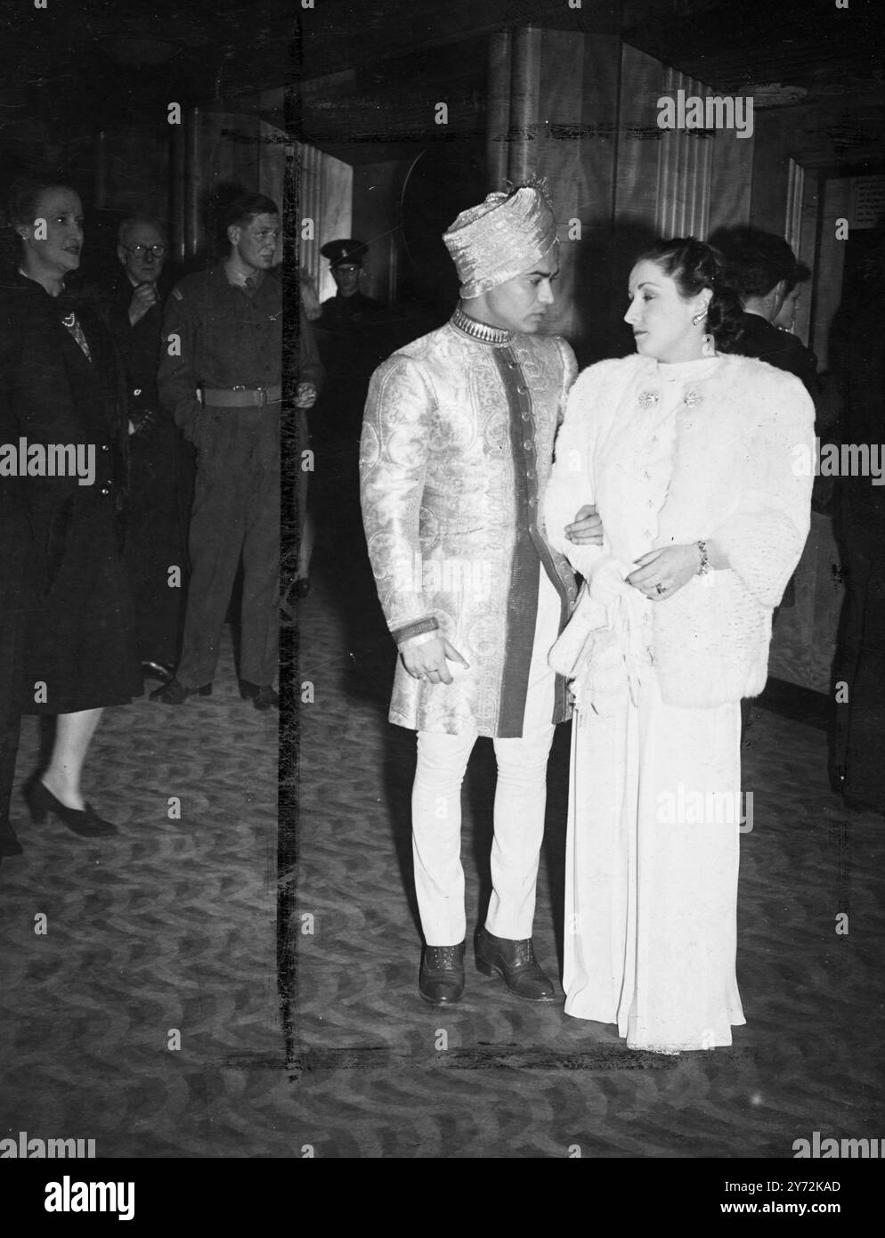 Ihre Majestät Königin Mary, begleitet von ihren Königlichen Hoheiten, dem Herzog und der Herzogin von Gloucester, besuchte heute Abend den Weltpremierer des Films „Black Narcissus“ im Odeon-Theater, Leicester Square. Die Premiere war zu Hilfe des National Hospital for Women, und vor der Filmvorführung wurde eine kurze Auswahl an Musik von der Band der Royal Military School of Music gespielt. Das Bild zeigt: Sabu, die in dem neuen Bild die Hauptrolle spielt, fotografiert bei der Ankunft mit Miss Brenda Julia für den Premier heute Abend. 24. April 1947 Stockfoto