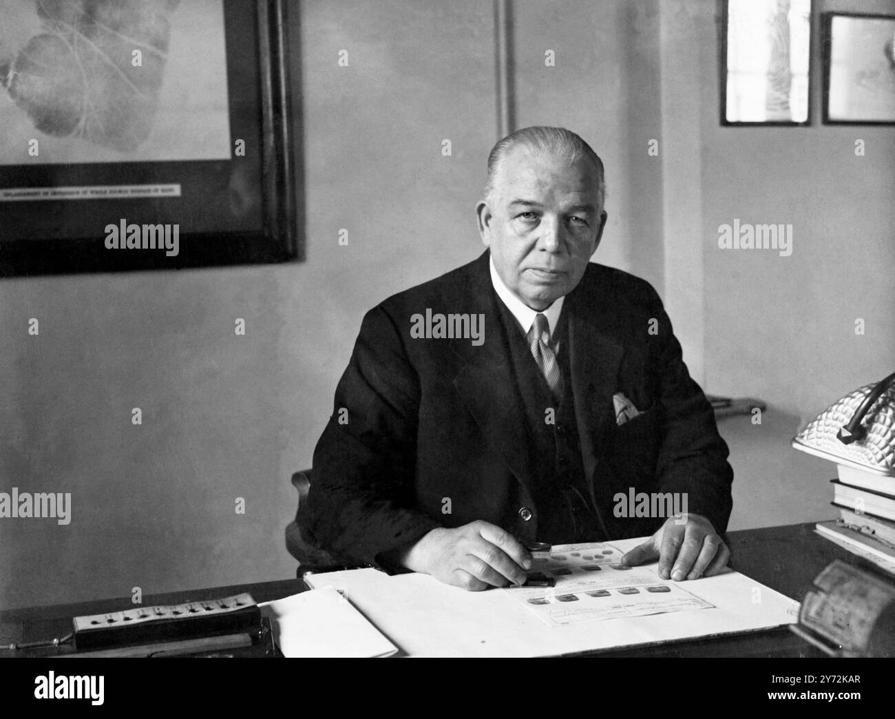 Der Ex-Detektivchef Fred Cherrill, Schottlands berühmtester Fingerabdruckexperte, saß an seinem Schreibtisch im neuen Scotland Yard, London. 29. April 1947 Stockfoto
