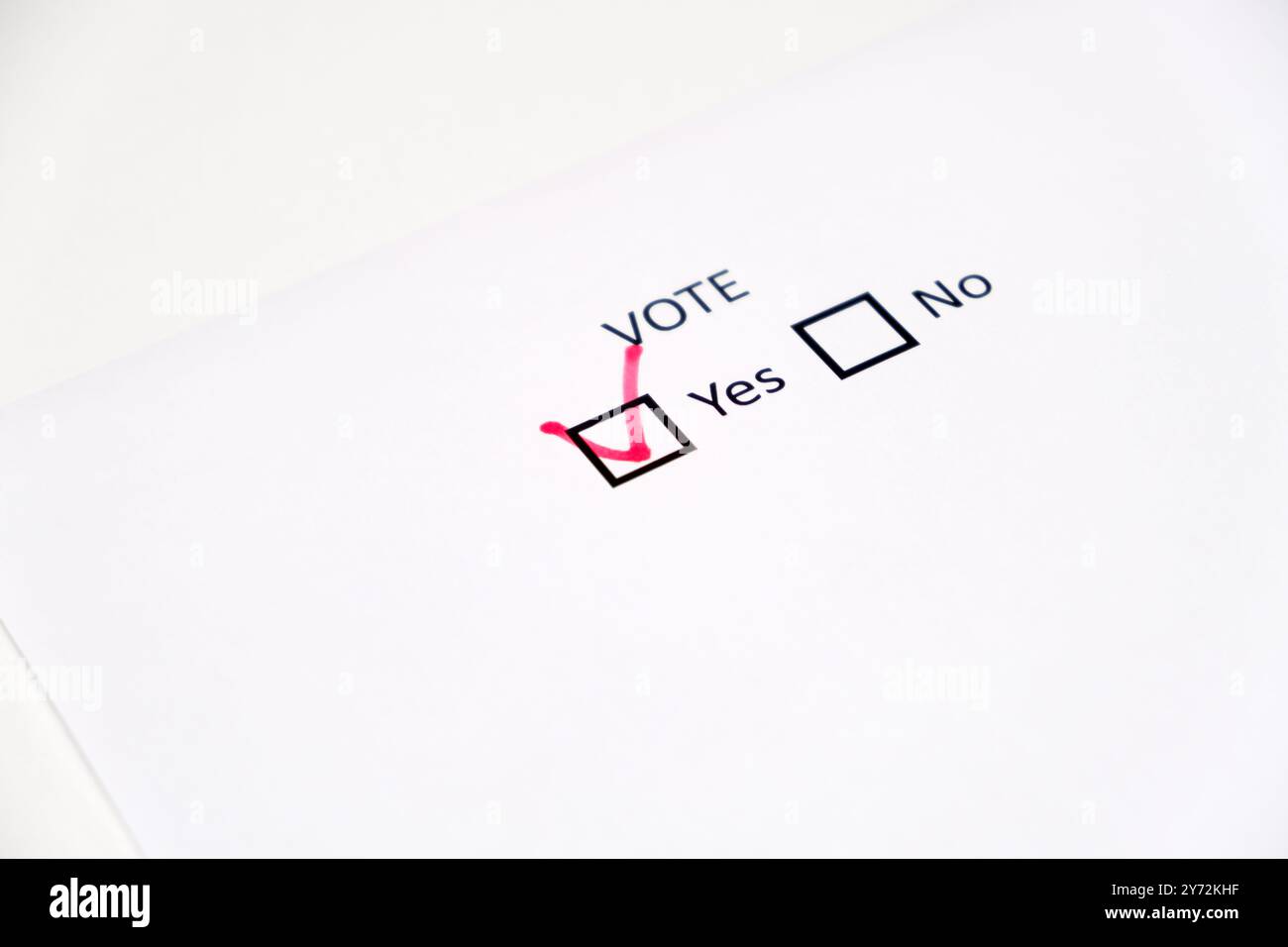 Aktivieren Sie das Kontrollkästchen Ja in Abstimmung mit Rot auf der Checkliste auf dem Whitepaper Stockfoto