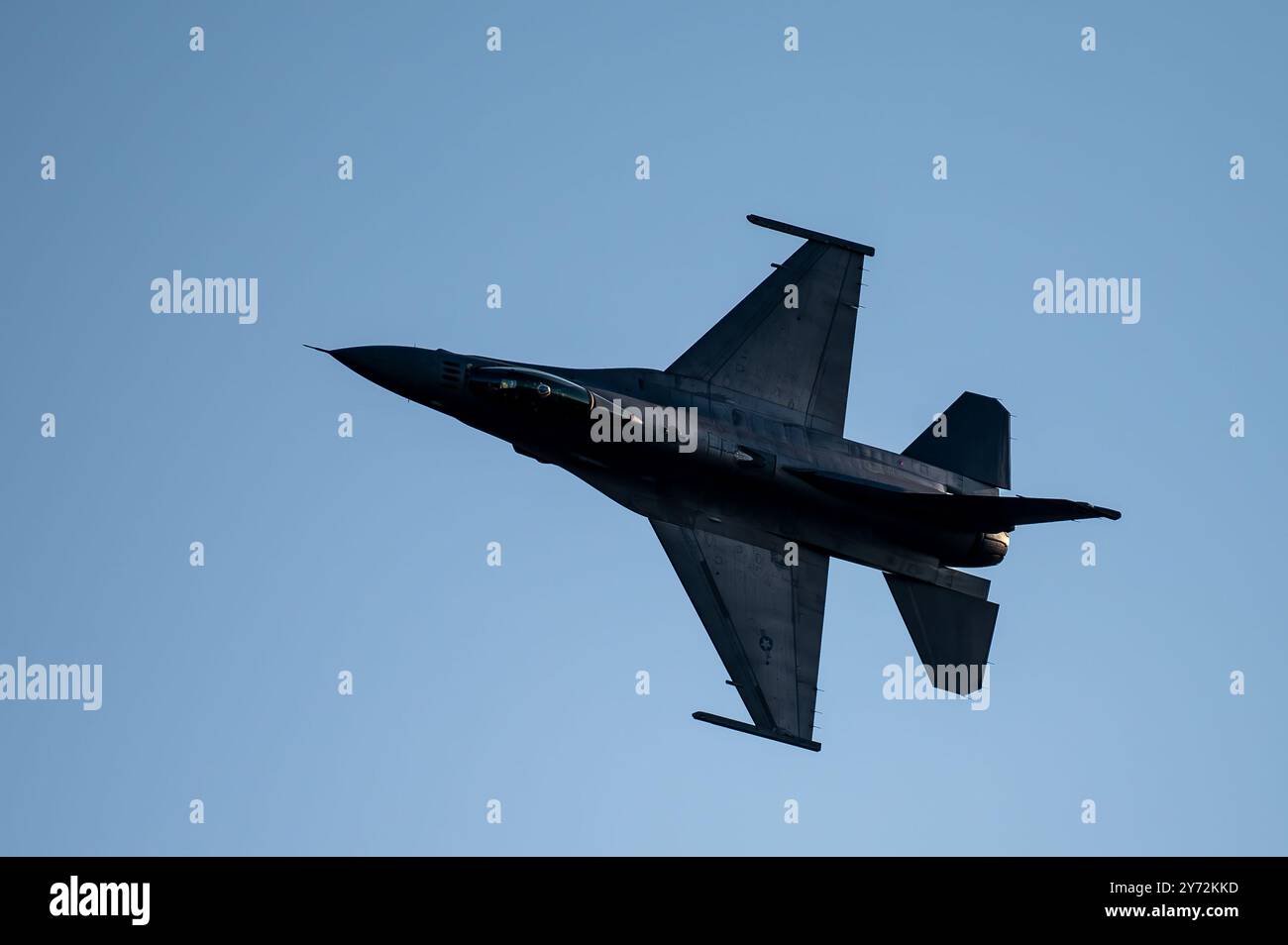 Captain Taylor „FEMA“ Hiester, Kommandant und Pilot des F-16 Viper Demonstration Teams, führt während des Sanicole Internats einen Messerkantenpass durch Stockfoto