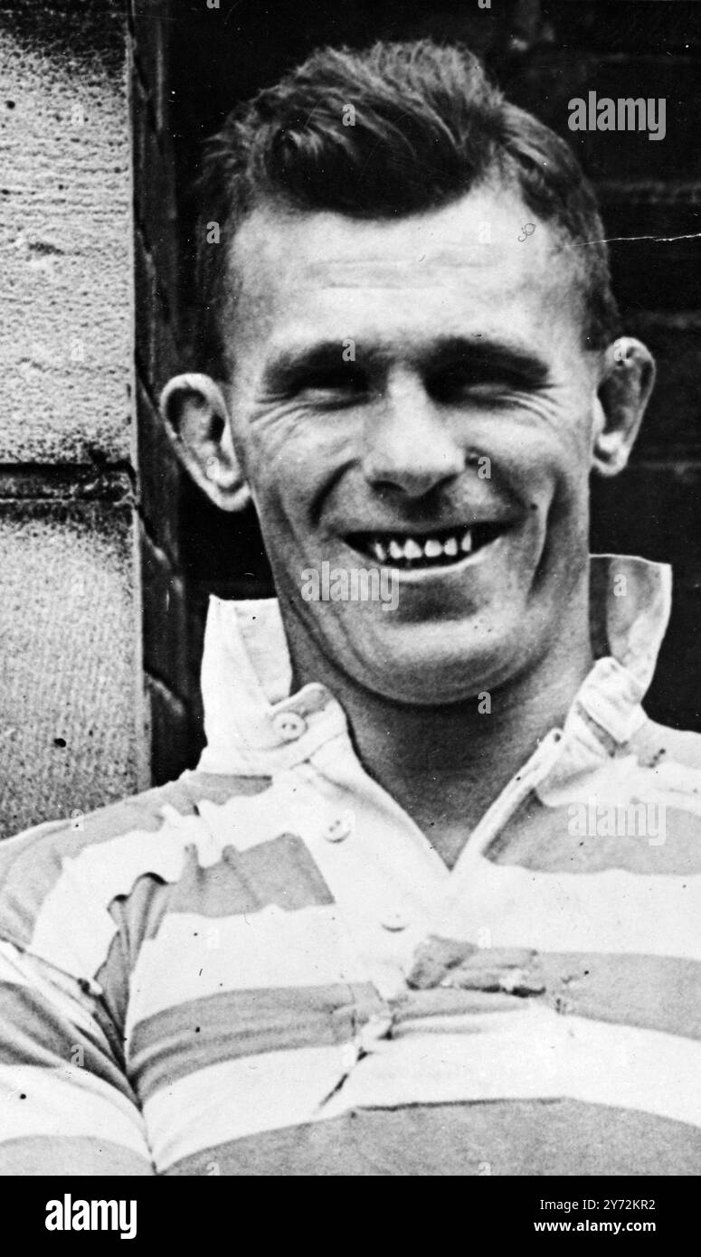 Mr. Hudson Irving, 33-jähriger Halifax-Stürmer, wurde gestern bei einem Rugby-League-Spiel gegen Dewsbury getötet. Etwa 6000 Menschen sahen sich das Spiel an, als sie Irving nach einem Kampf um den Ball auf seinem Gesicht liegen sahen. Nach Schreien aus der Menge wurde das Spiel gestoppt und sie wurde unauffällig zur Touch Line getragen, wo Ärzte arbeiteten, um ihn wiederzubeleben. Er starb ein paar Minuten später in der Garderobe. 13. April 1947 Stockfoto