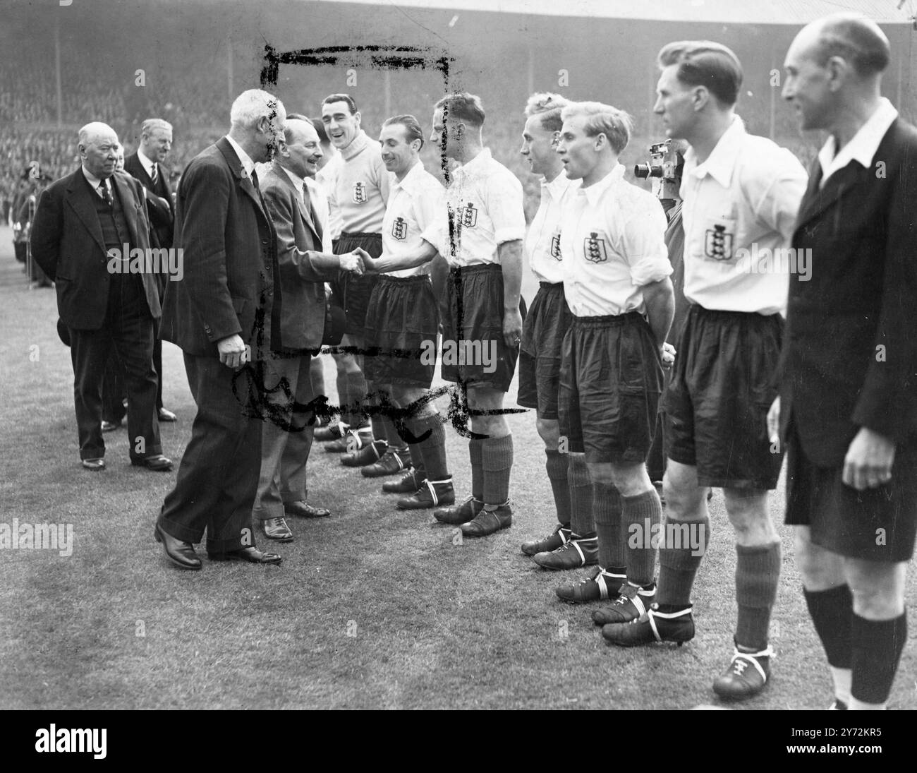 Das Wembley Stadium in London war heute Nachmittag voll von begeisterten Fußballfans, die das internationale Spiel zwischen England und Schottland sahen. Das Spiel wurde an der Bedeutung der 22 Spieler bezweifelt. In der Tribüne waren Zuschauer mit Augen darauf gespannt, Spieler für die Aufnahme in das Team zu finden, das Bill ausgewählt hat, um Großbritannien gegen den Rest Europas im nächsten Monat zu vertreten. 12. April 1947 Stockfoto