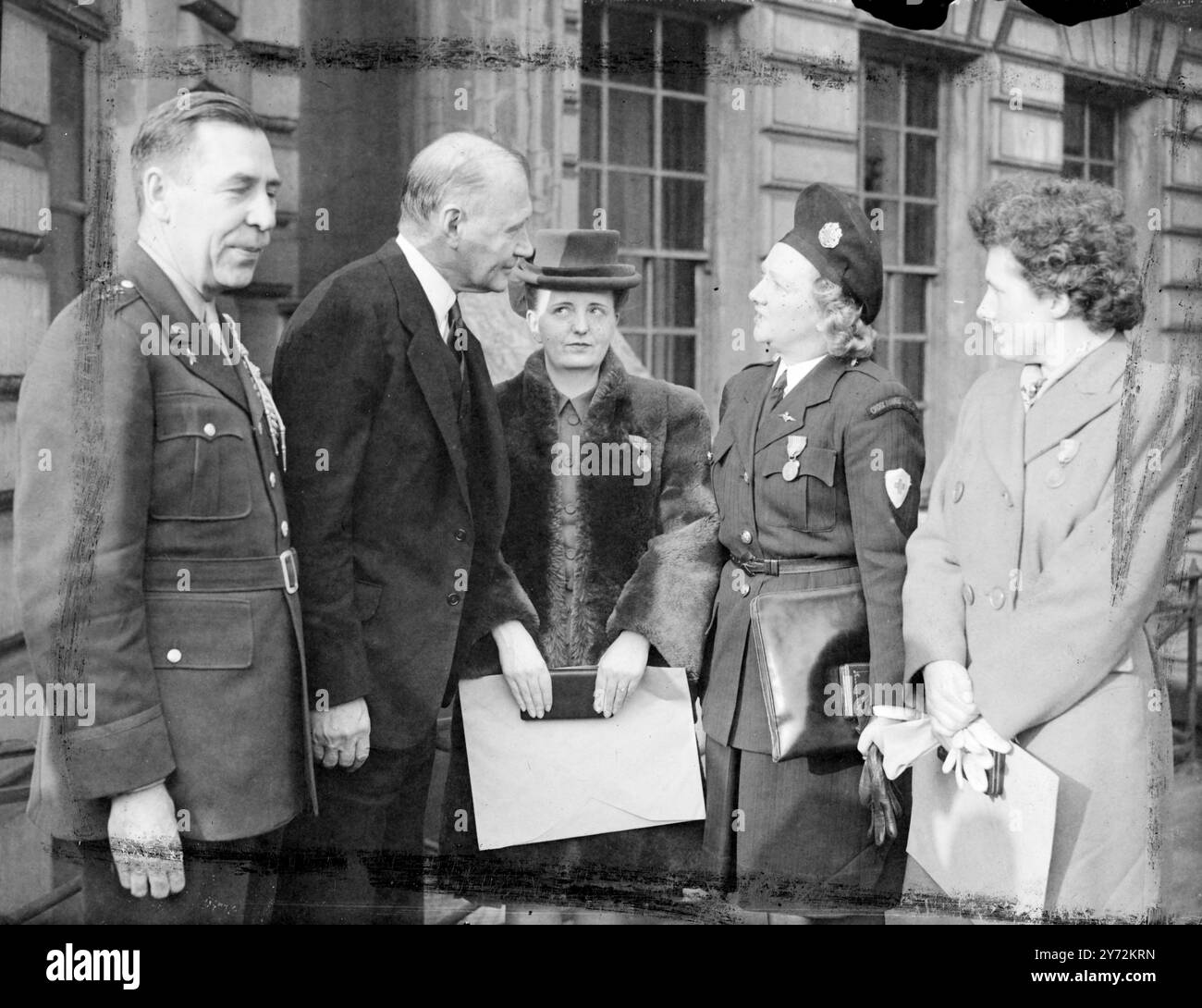 45 britische Militäroffiziere und Zivilisten, die während des Krieges „der alliierten Sache materiell geholfen“ haben und er gemeinsam mit der US-Regierung oder den US-Behörden in den USA und im Ausland diente, wurden heute, Donnerstag von Major General Clayton L Bissell in der Residenz des amerikanischen Botschafters in Princes Gate, London, ausgezeichnet. Das Bild zeigt: Diese drei Frauen waren unter denen, die heute in London mit der Medaille der Freiheit ausgezeichnet wurden. Sie sind, von links nach rechts, Miss della M Wooddise aus Wolverhampton, er war Sekretärin und Verwaltungsassistentin im europäischen Hauptquartier der US-Armee; Frau Helene Jeanty aus Brüssel, die assistierte Stockfoto