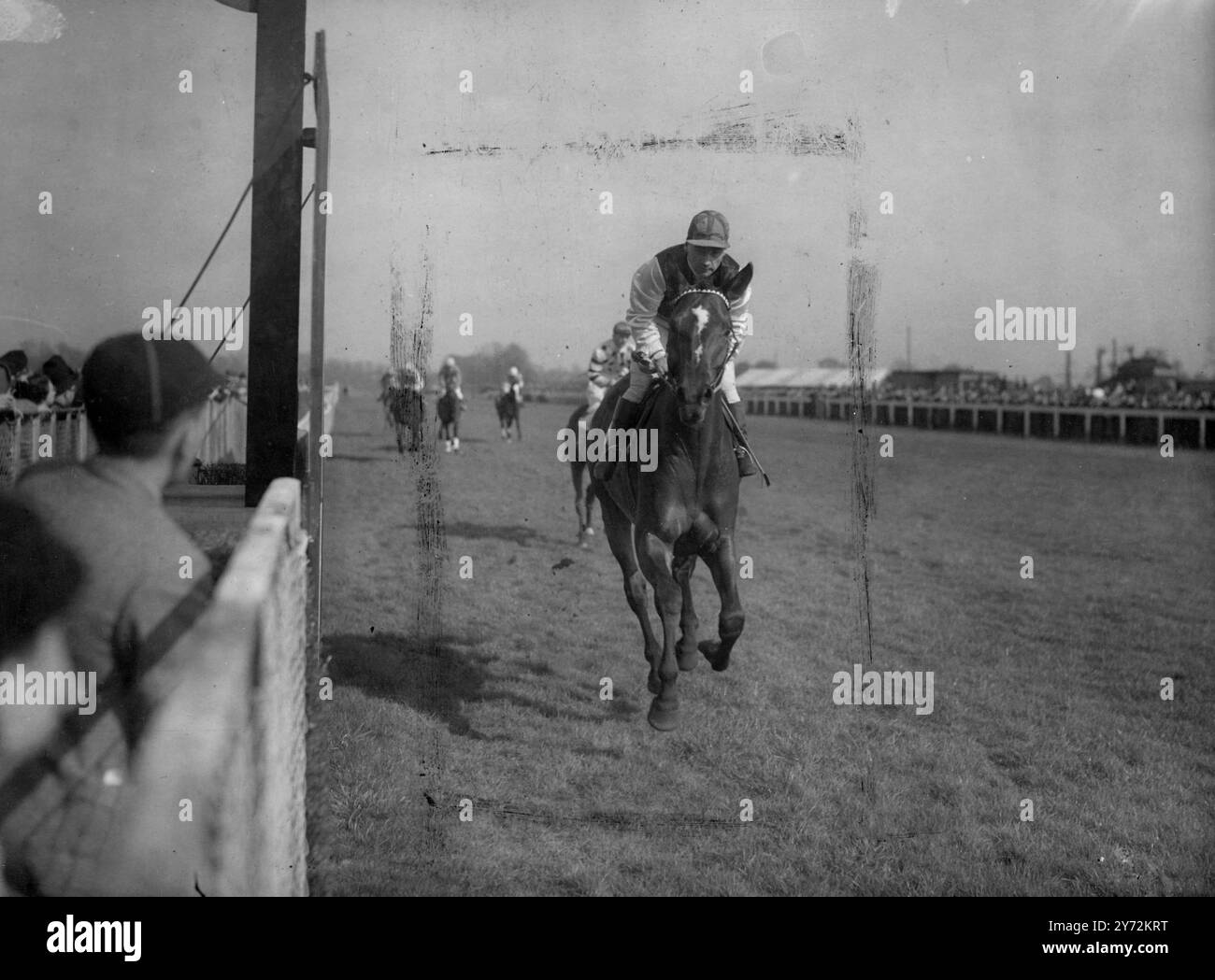 Heute gab es Rennen im Hurst Park, das erste Treffen dort seit Beginn der Saison. Das Bild zeigt: Major B Cassel's Ford Transport, mit Gordon Richards im Sattel, gewinnt heute die Lion Gate Stakes im Hurst Park. 11. April 1947 Stockfoto
