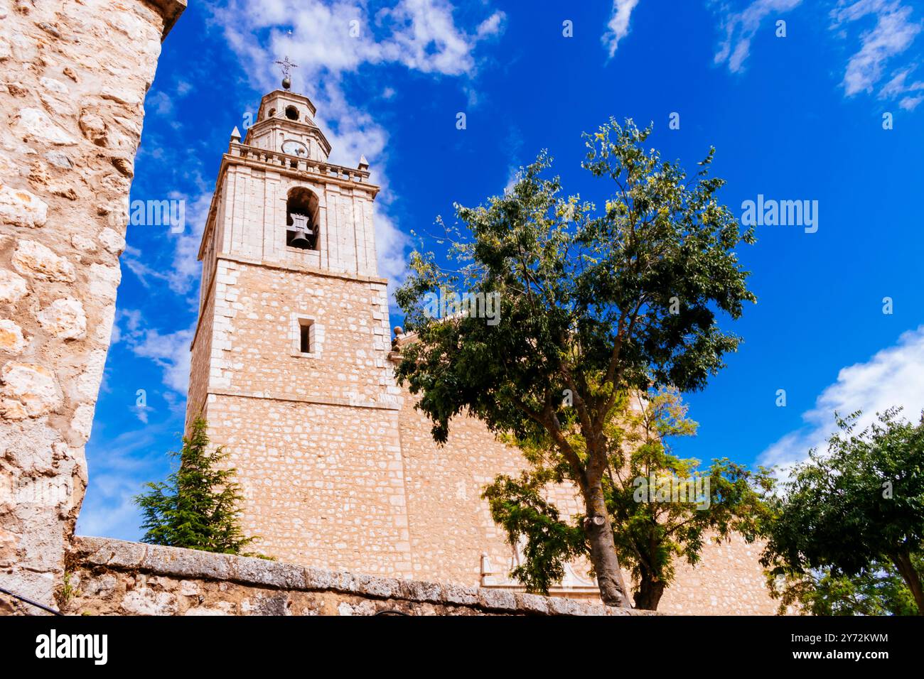 Detail des Glockenturms, drei absteigende Leichen, die letzten beiden sind achteckig. Die Kirche Nuestra Señora de la Asunción in Tarancón ist eine Pfarrkirche Stockfoto