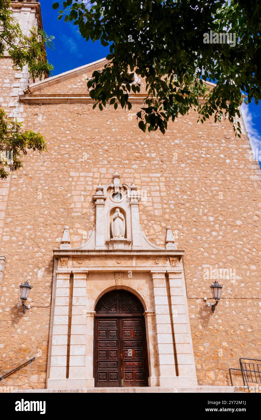 Hauptfassade des Eingangs mit Details. Die Kirche Nuestra Señora de la Asunción in Tarancón ist ein Pfarrtempel gotischer Herkunft, obwohl sie heute noch eine Fabrik ist Stockfoto