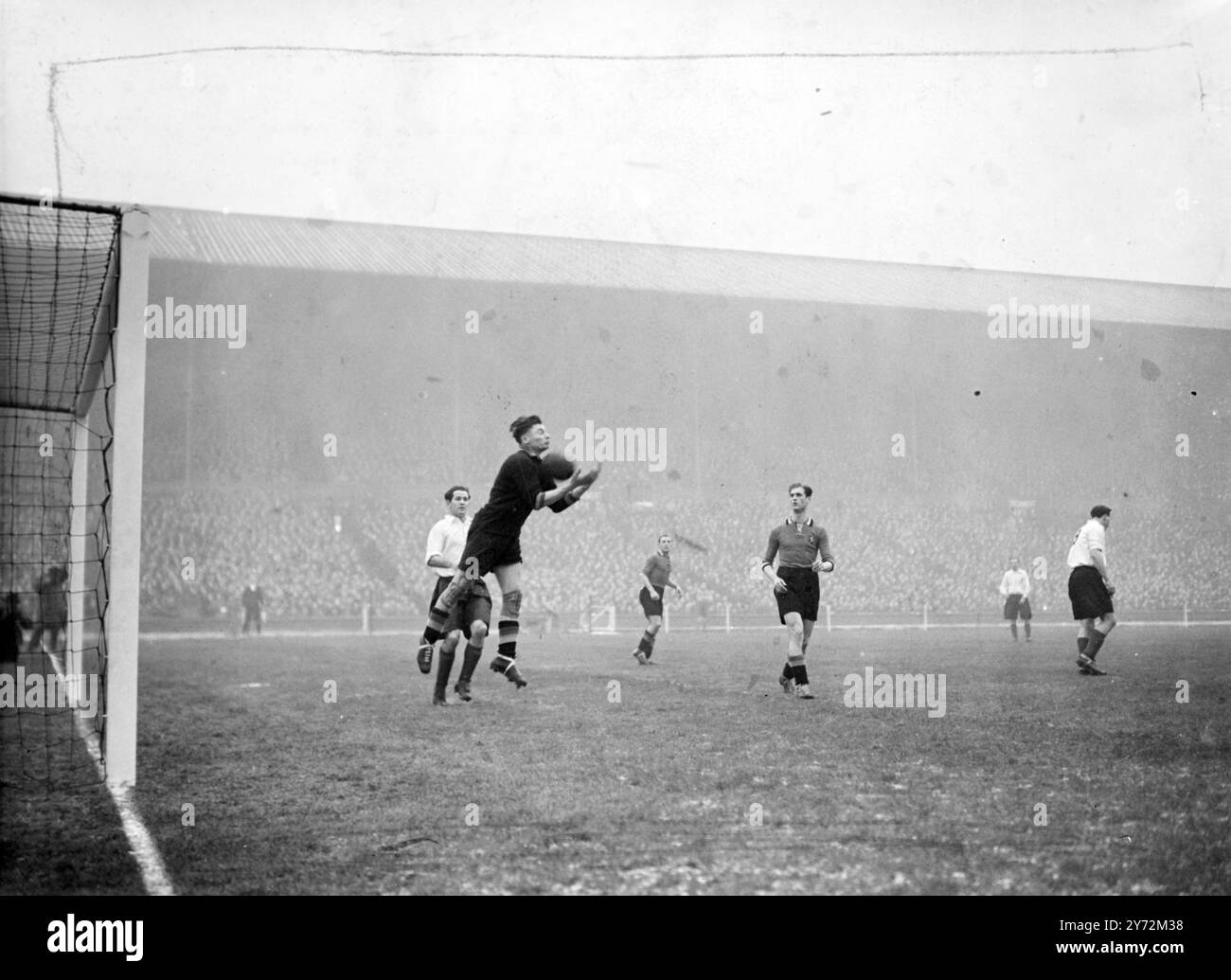 Engloand gegen belgien in Wembley. Gut erwischt, Sir. Der belgische Torhüter francois Daenen spart heute Nachmittag (Samstag) beim Internationalen Fußballspiel im Empire Stadium Wembley. 19. Januar 1946 Stockfoto